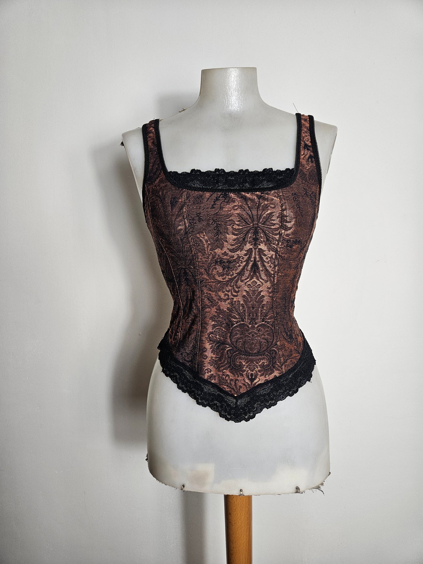 Haut à motifs d'arabesques