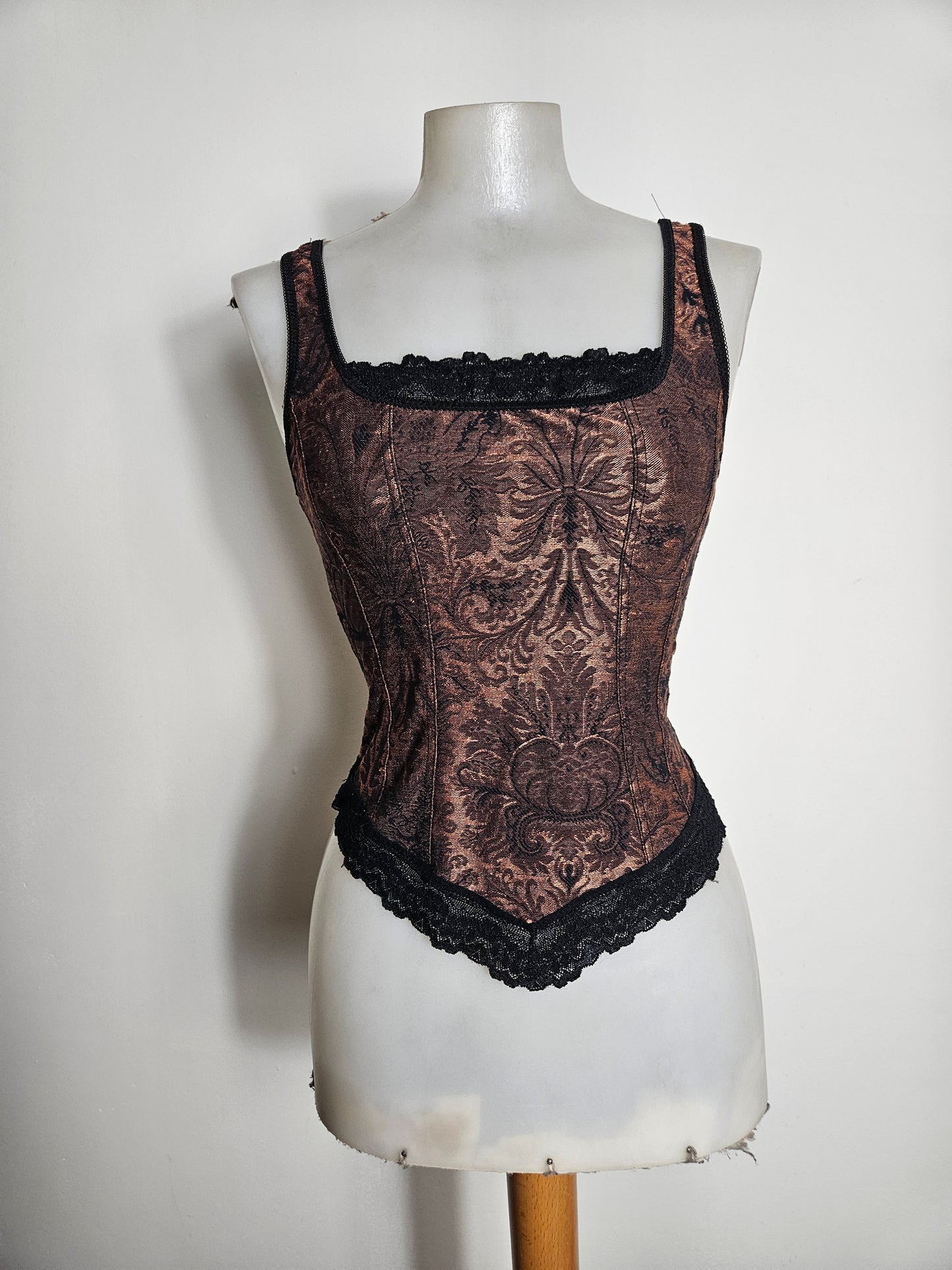 Haut à motifs d'arabesques