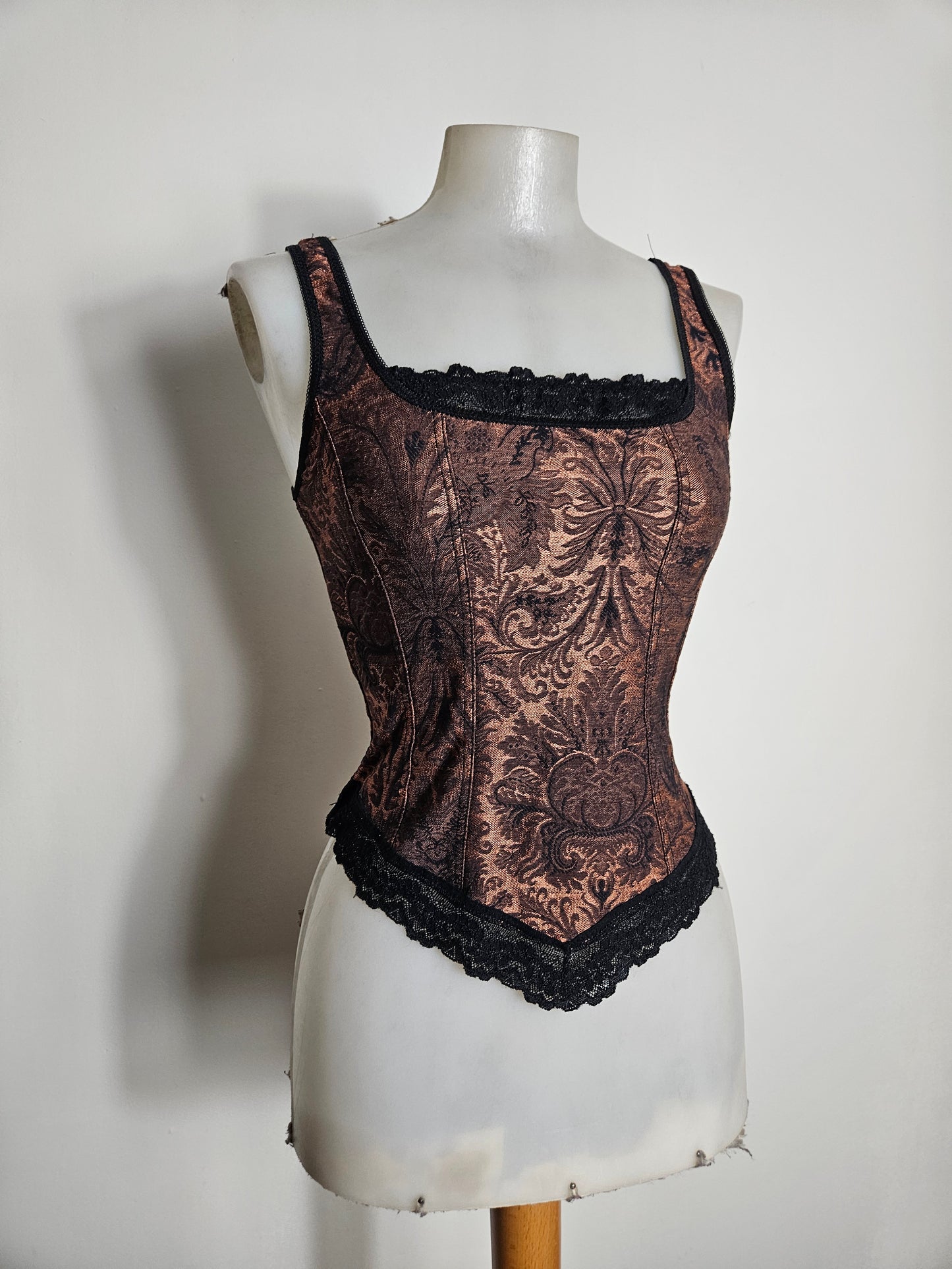 Haut à motifs d'arabesques