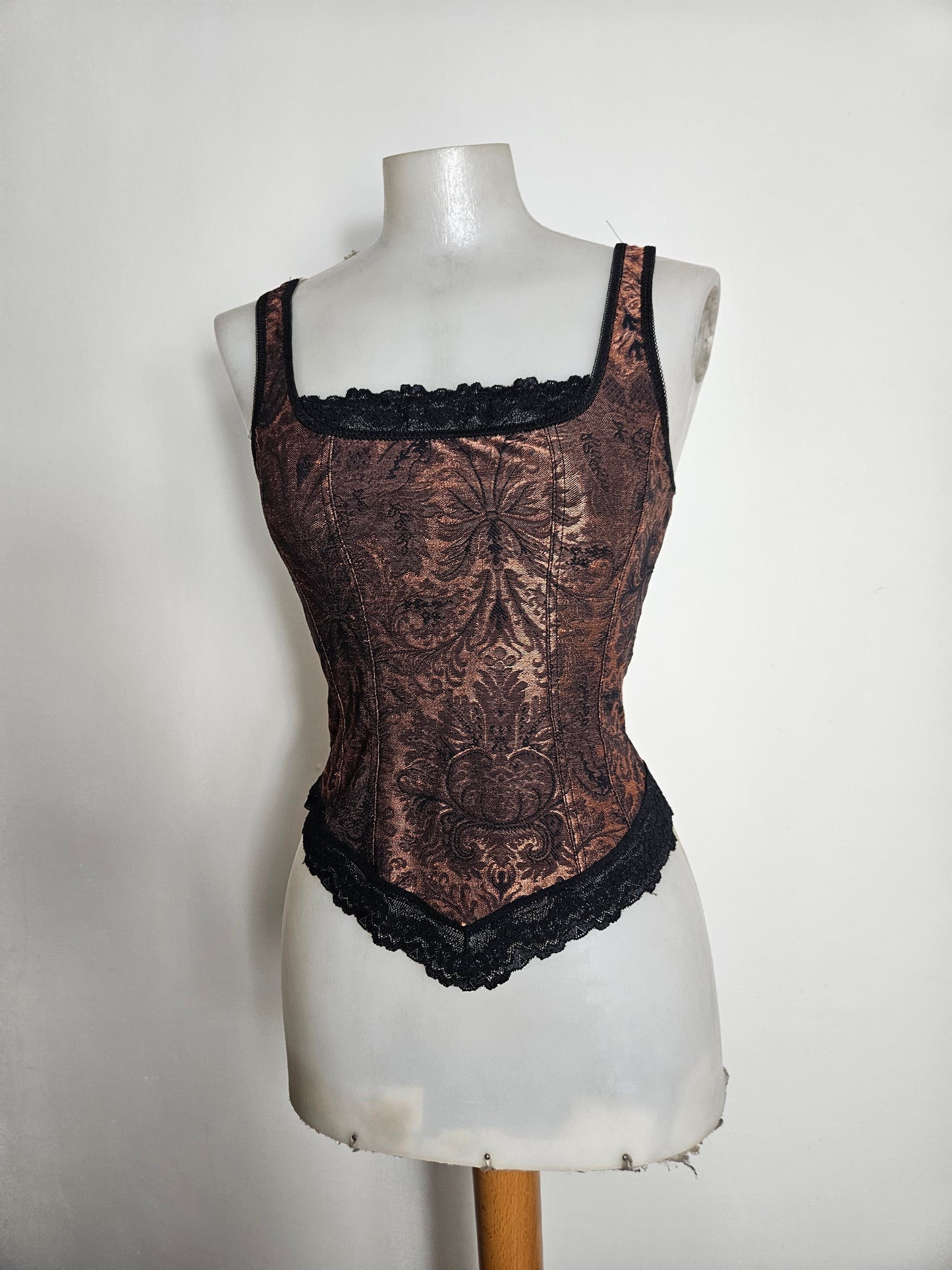 Haut à motifs d'arabesques