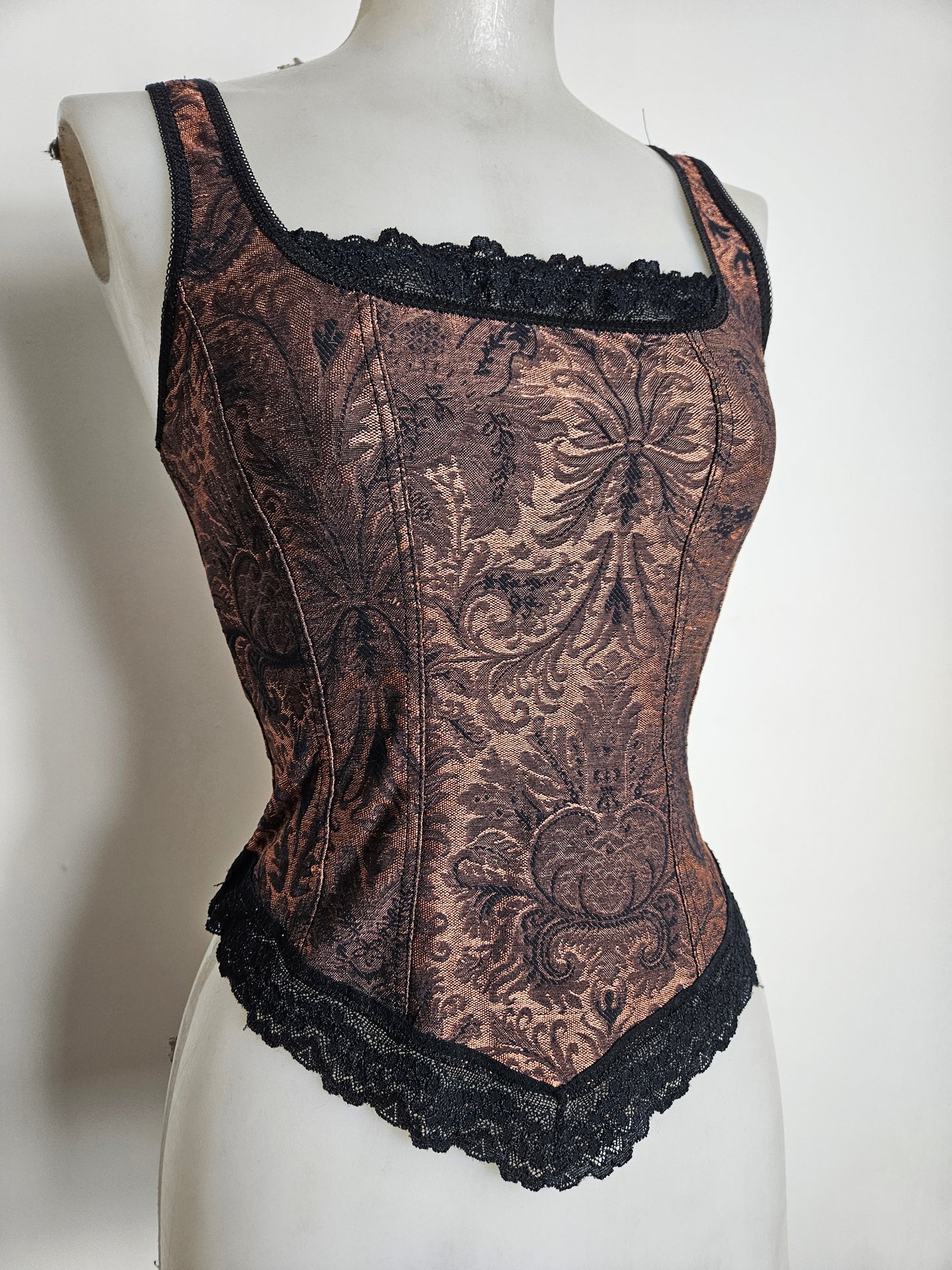 Haut à motifs d'arabesques