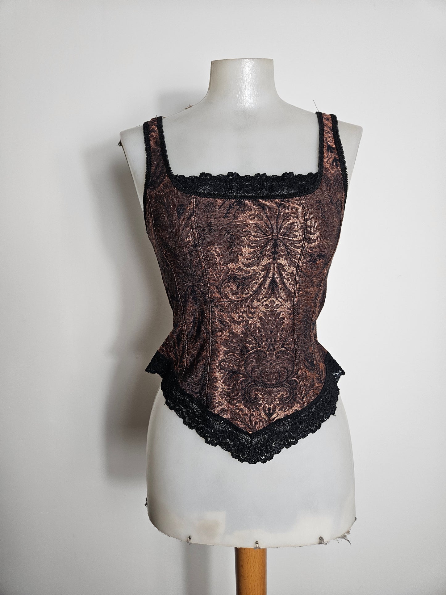 Haut à motifs d'arabesques