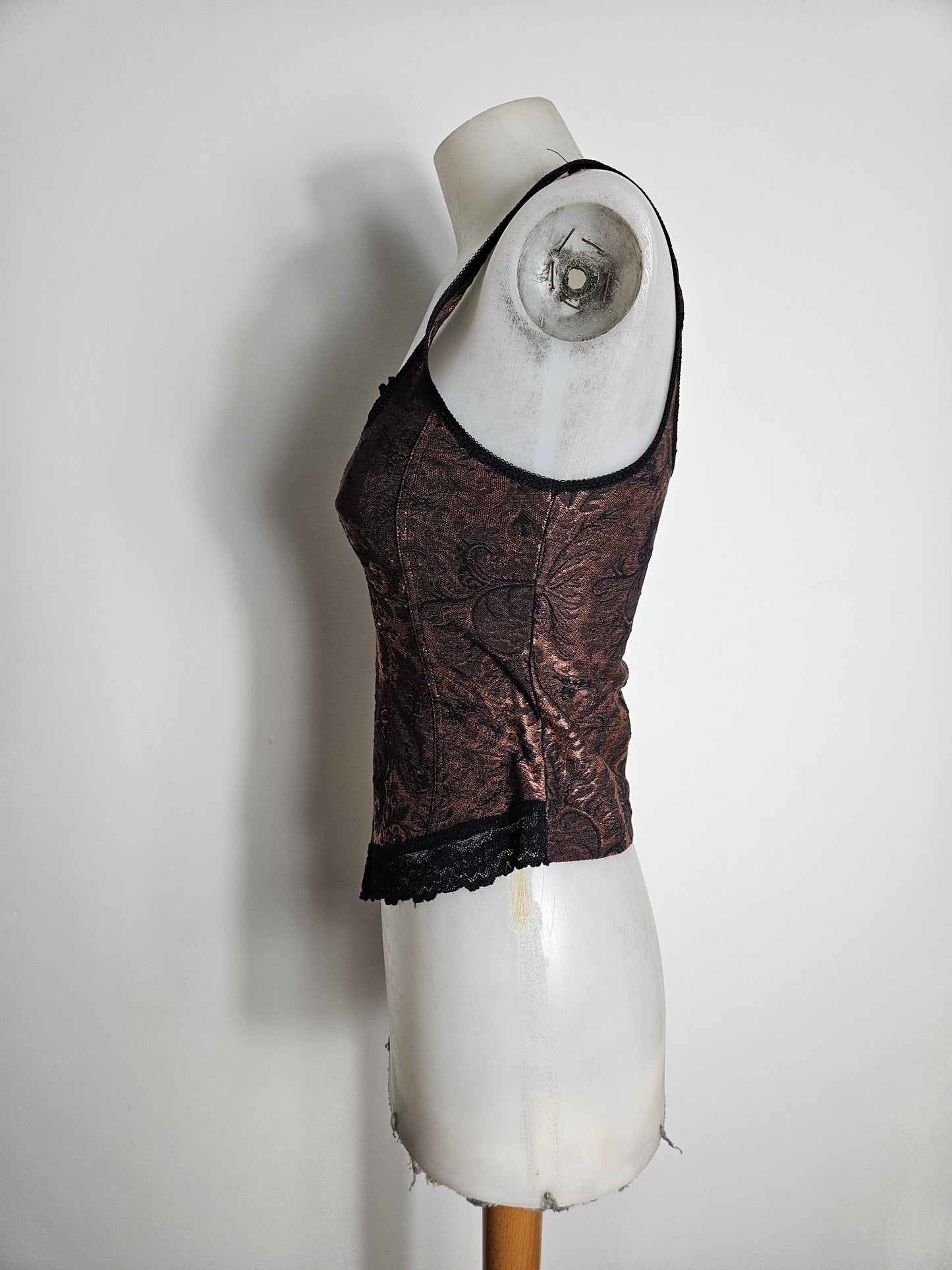 Haut à motifs d'arabesques