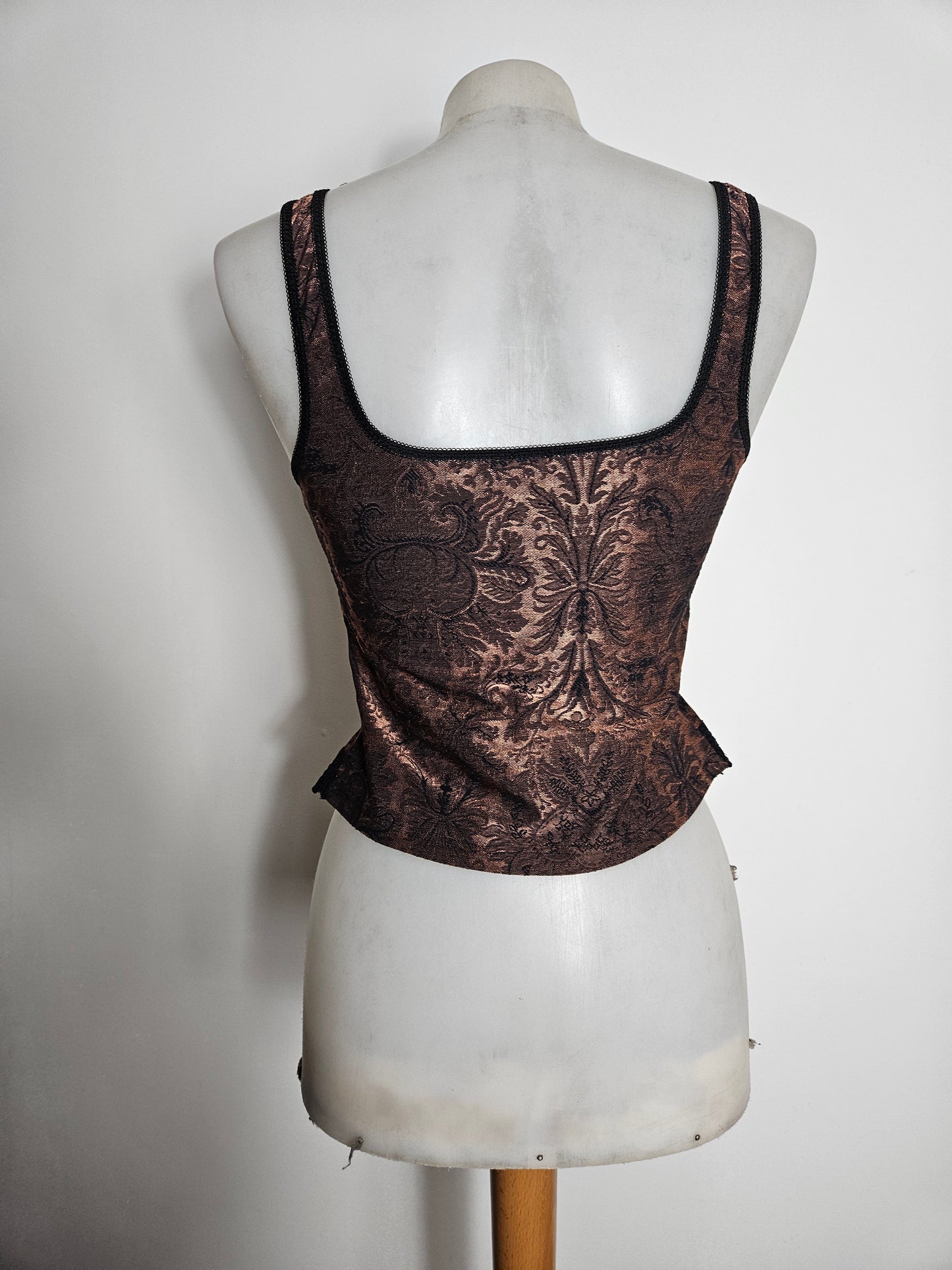 Haut à motifs d'arabesques