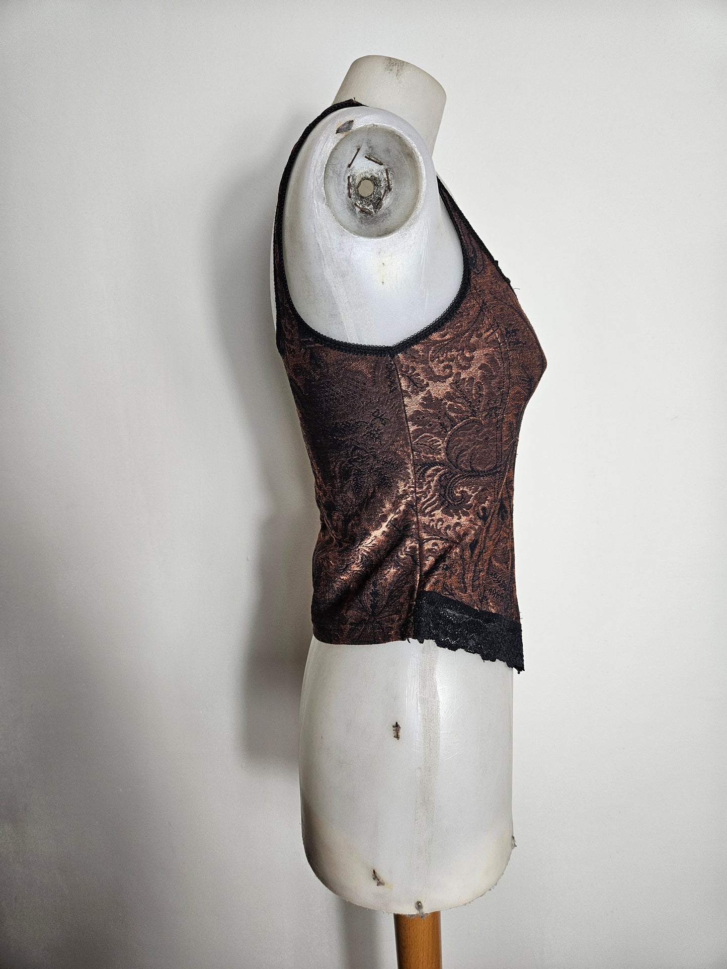 Haut à motifs d'arabesques