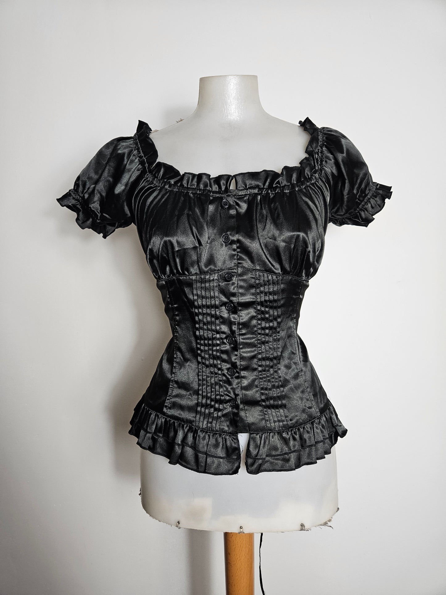 Haut satiné noir dos lacé