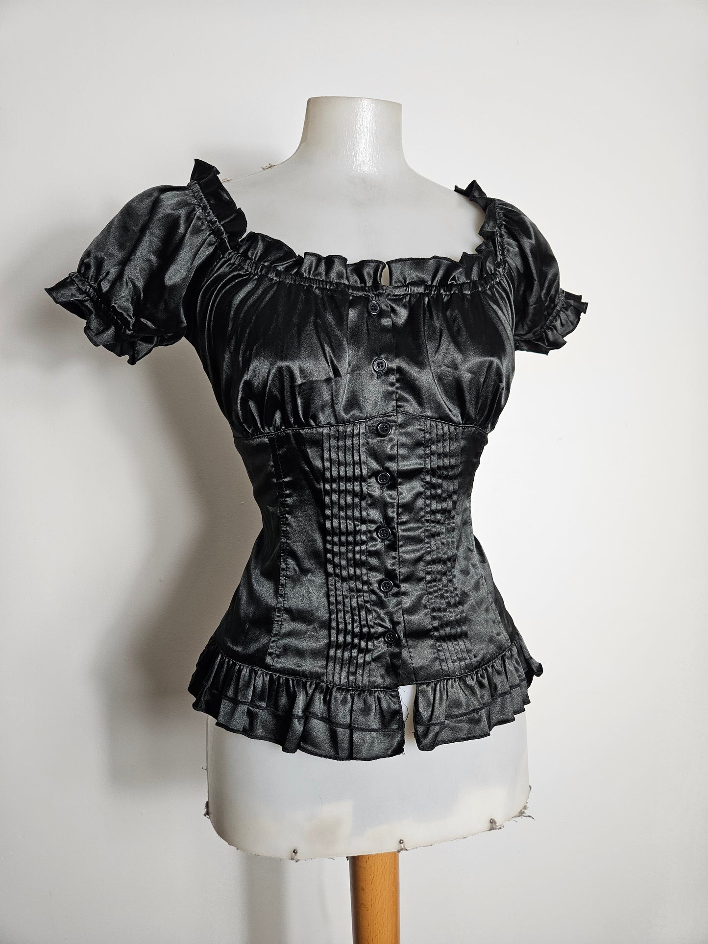 Haut satiné noir dos lacé