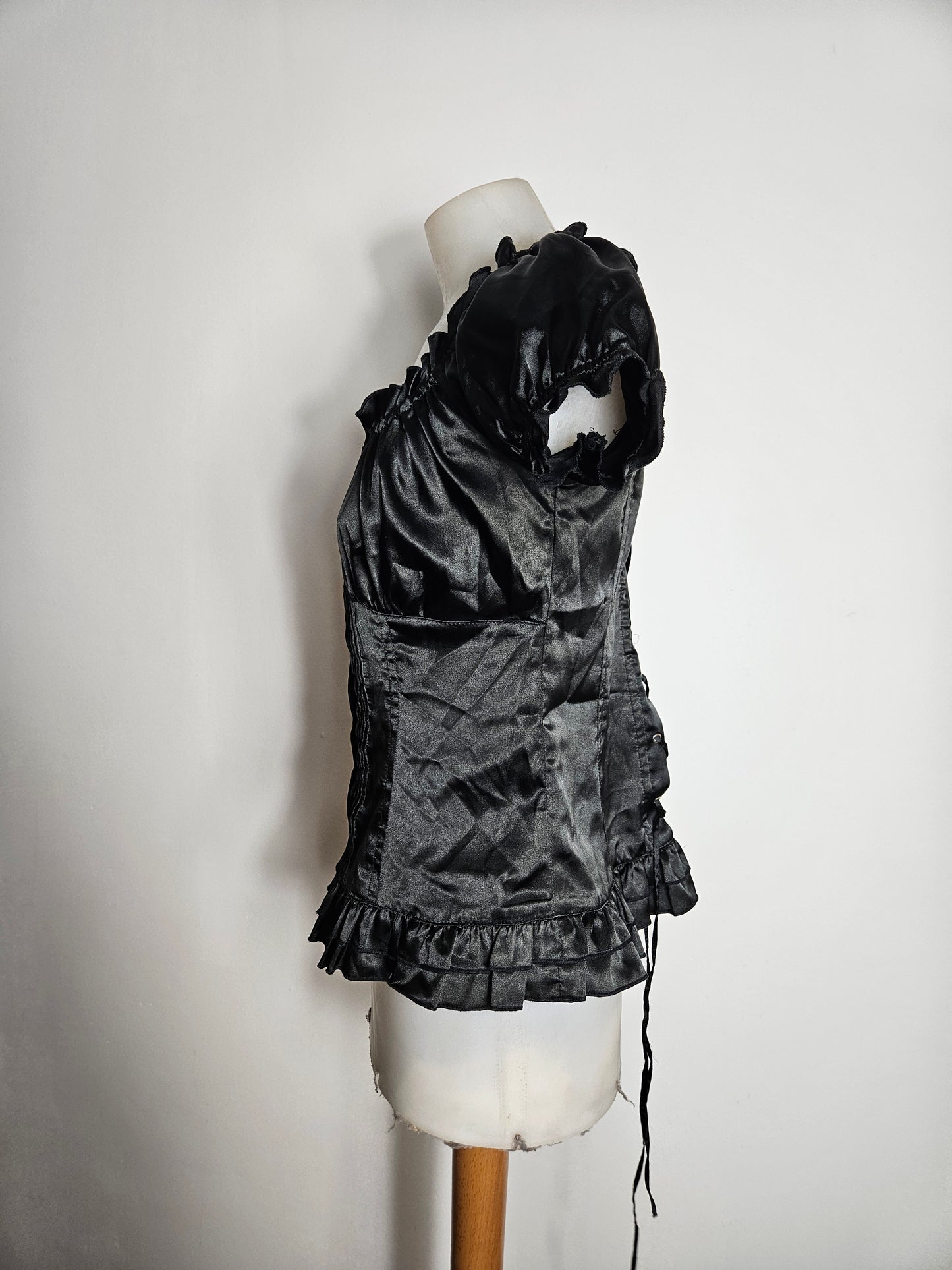 Haut satiné noir dos lacé