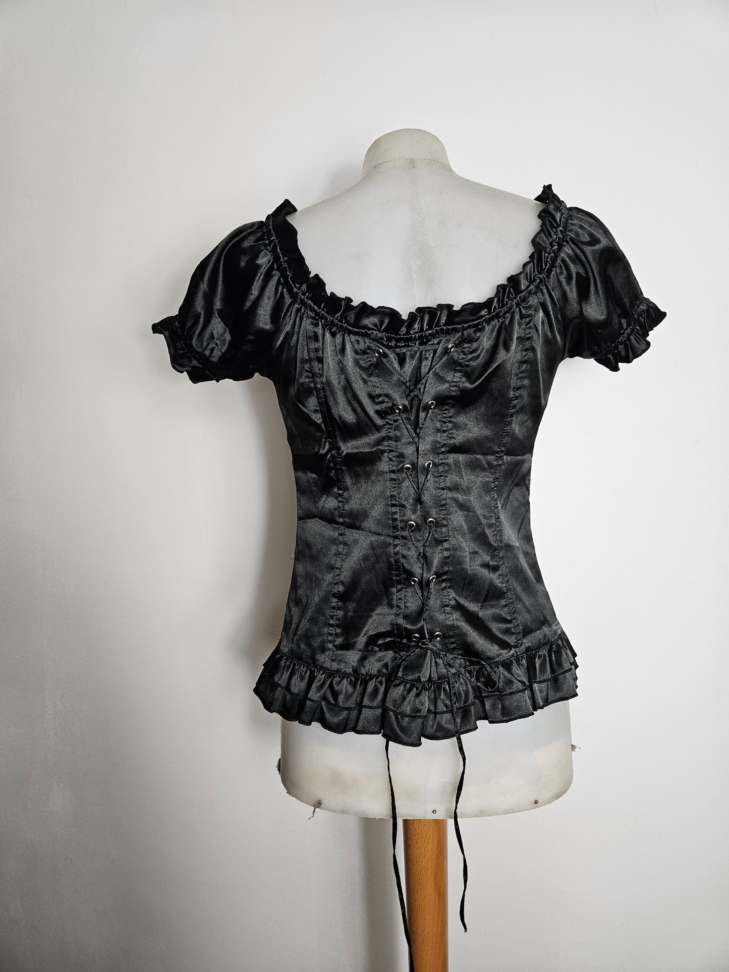 Haut satiné noir dos lacé