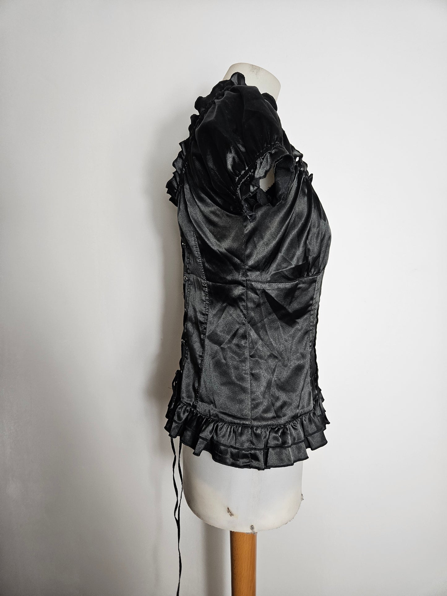 Haut satiné noir dos lacé