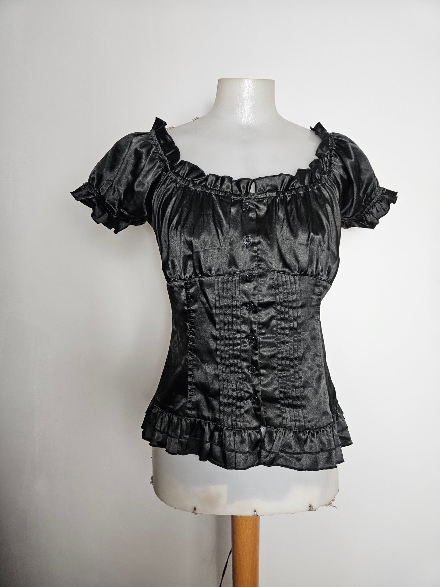 Haut satiné noir dos lacé