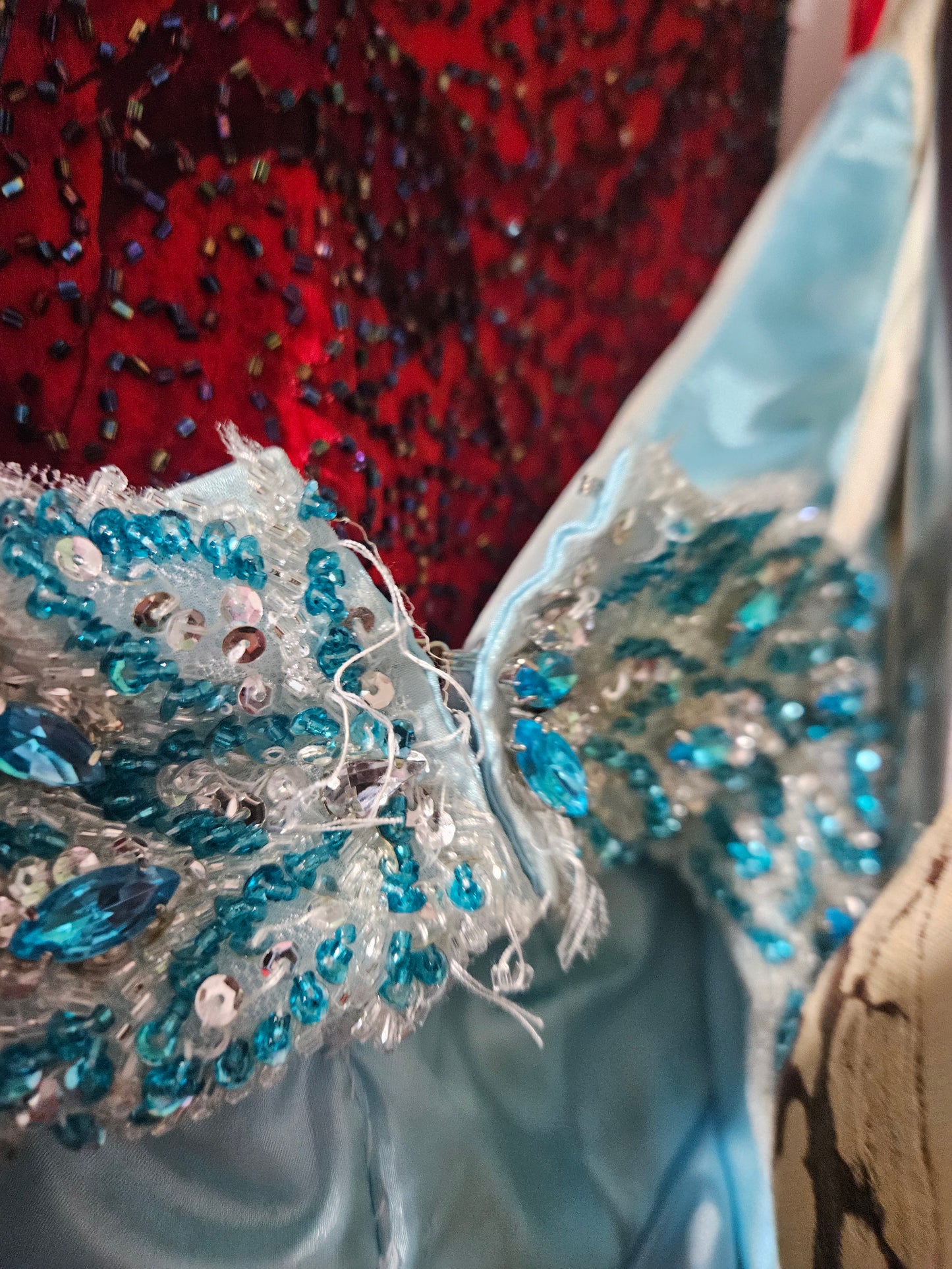 Robe en soie brodée bleu et blanche