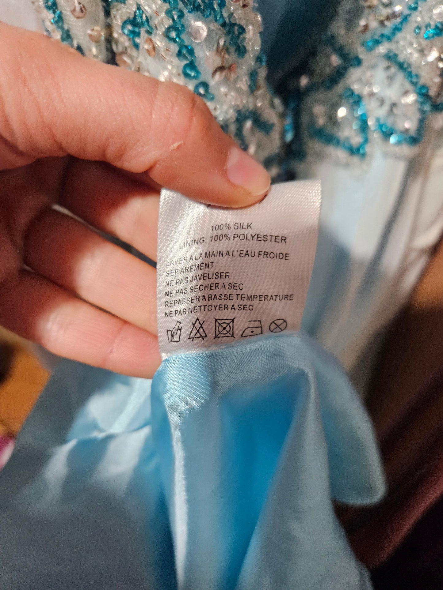 Robe en soie brodée bleu et blanche