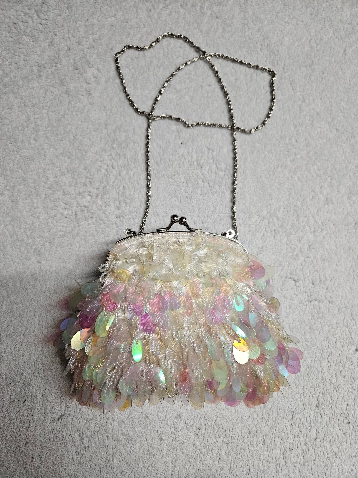 Bolso bordado con perlas y lentejuelas
