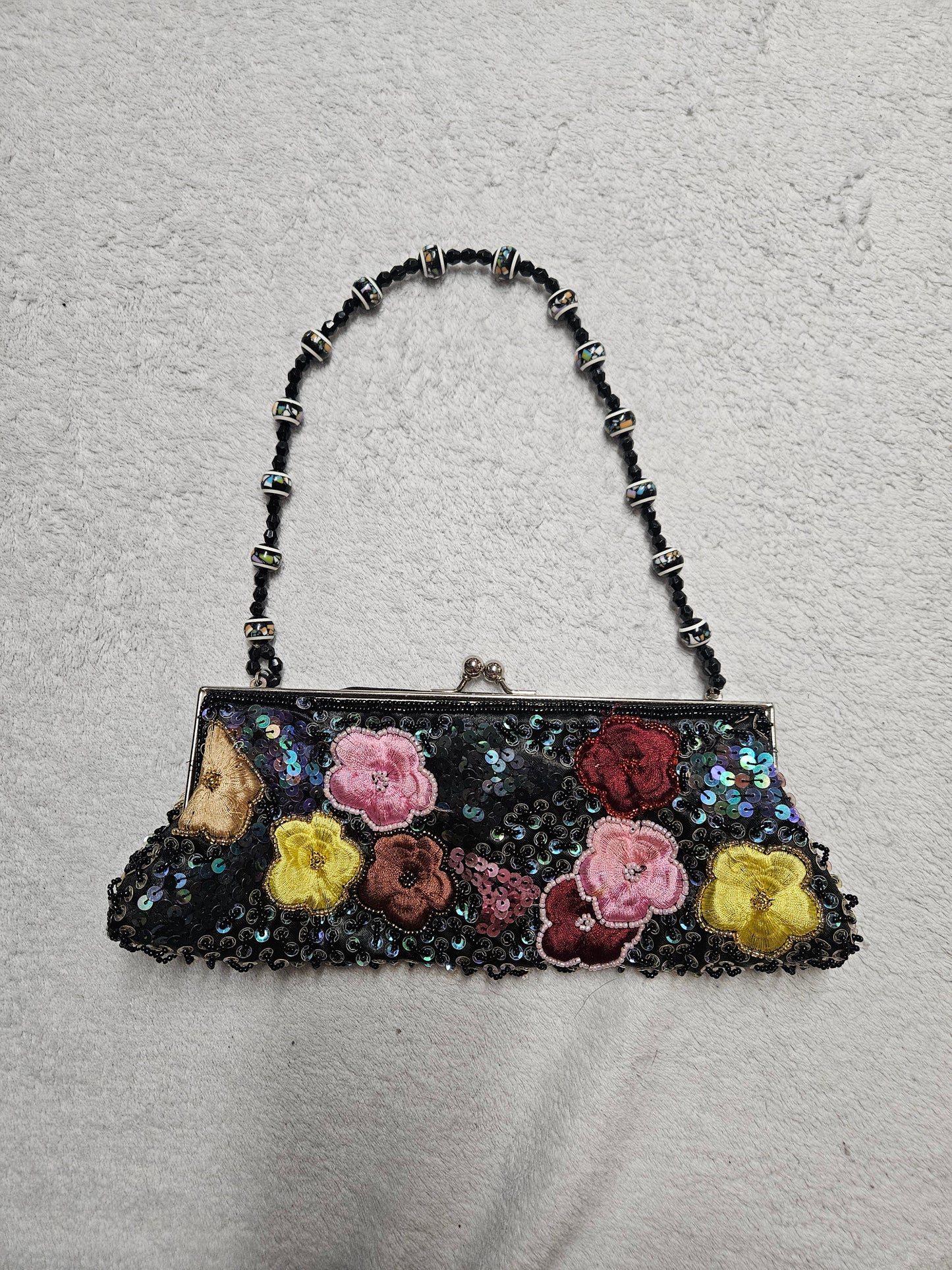 Bolso negro bordado con perlas y lentejuelas