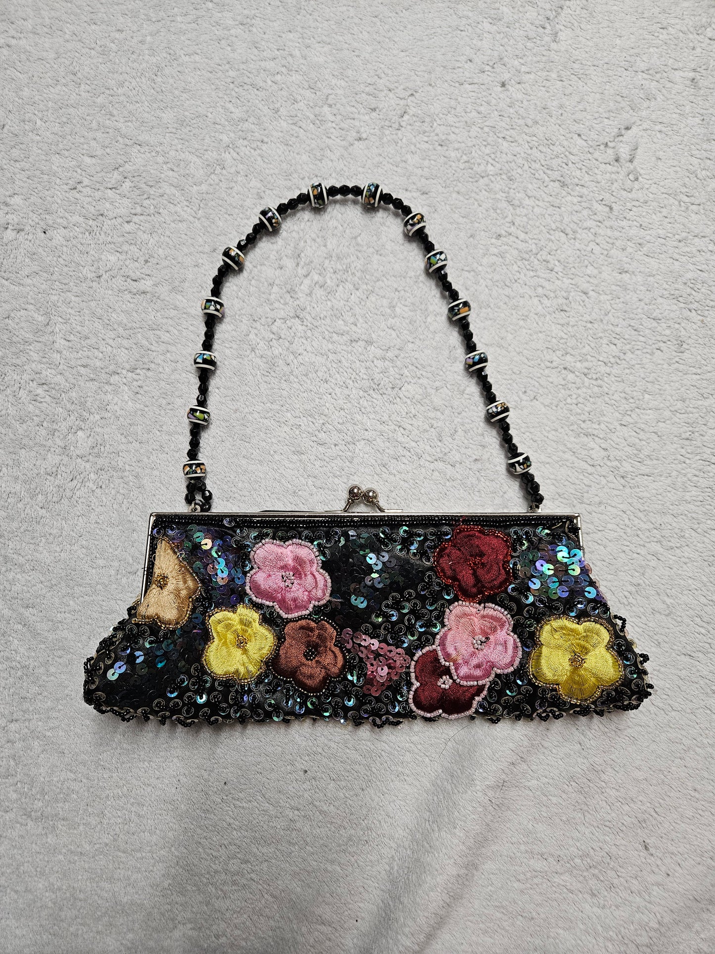Bolso negro bordado con perlas y lentejuelas