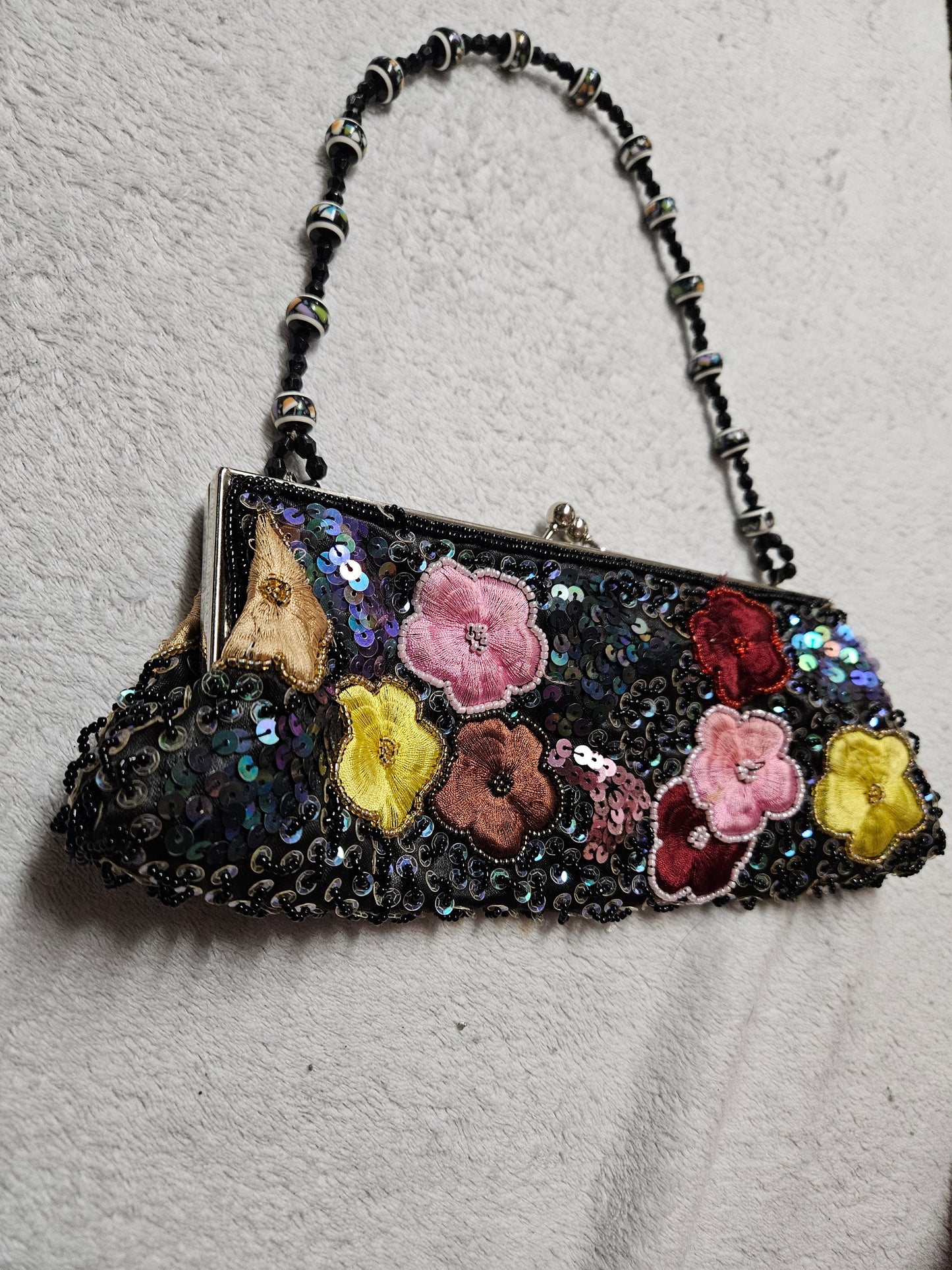 Bolso negro bordado con perlas y lentejuelas