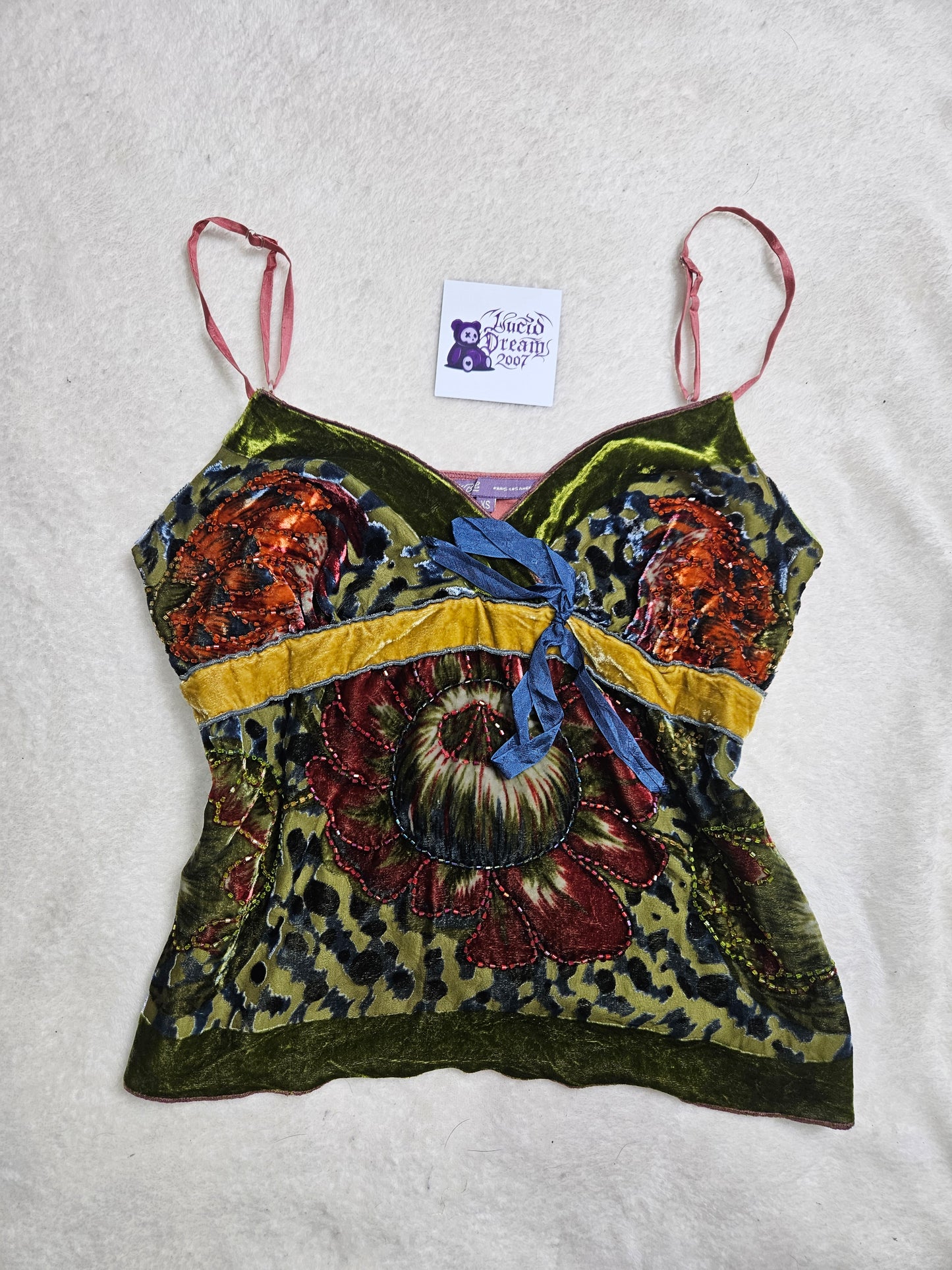 Haut en velours ras et broderies
