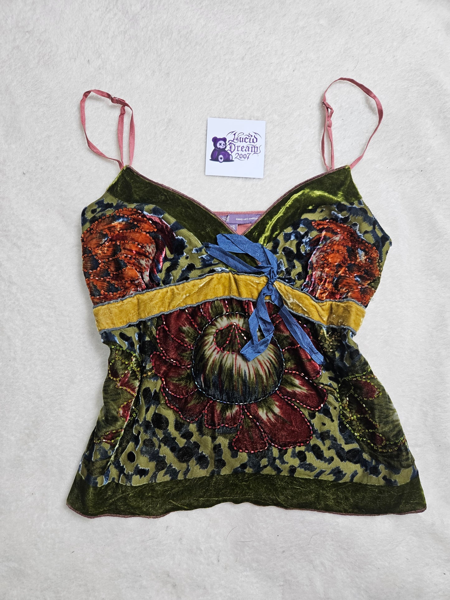 Haut en velours ras et broderies
