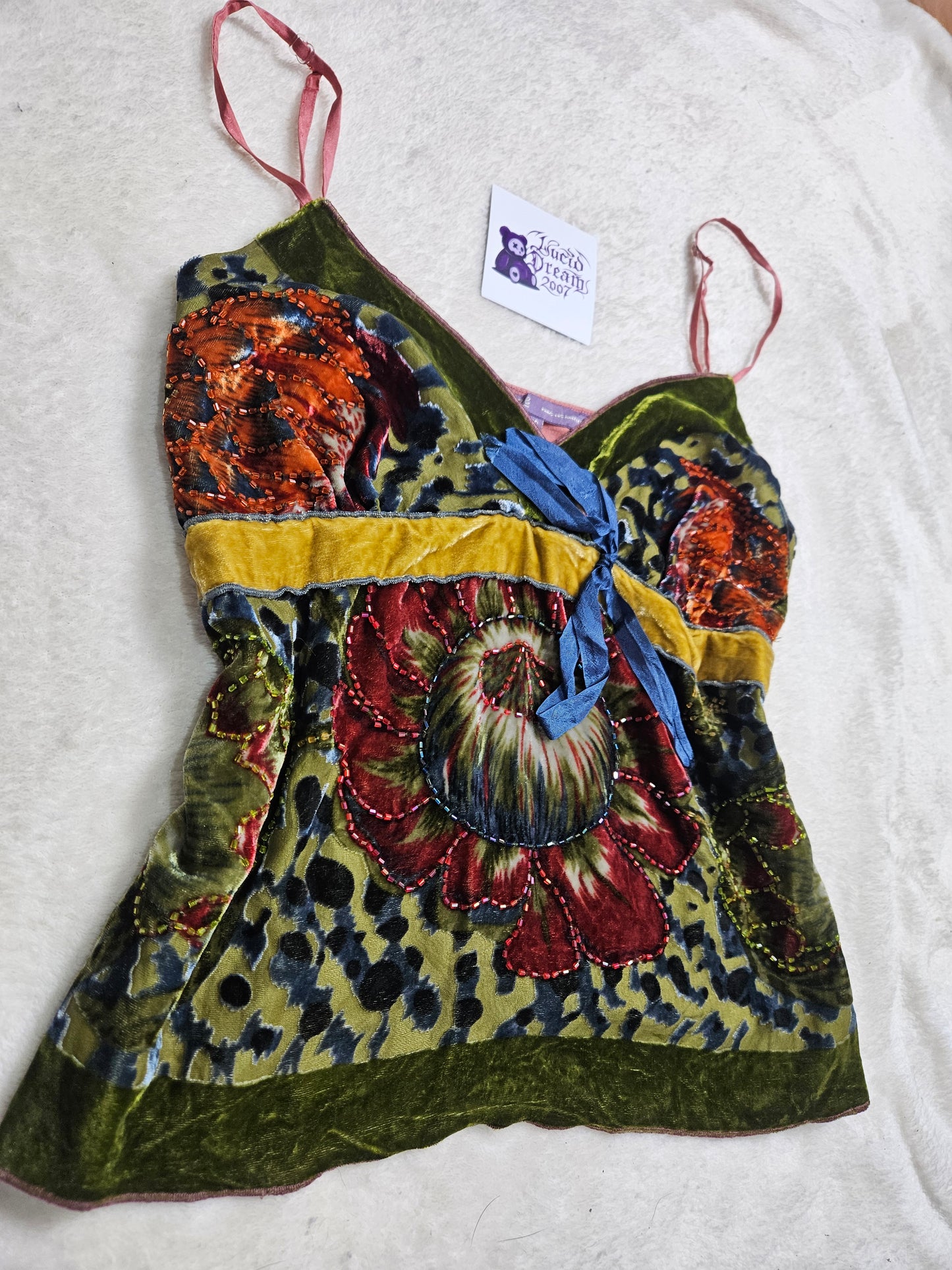 Haut en velours ras et broderies