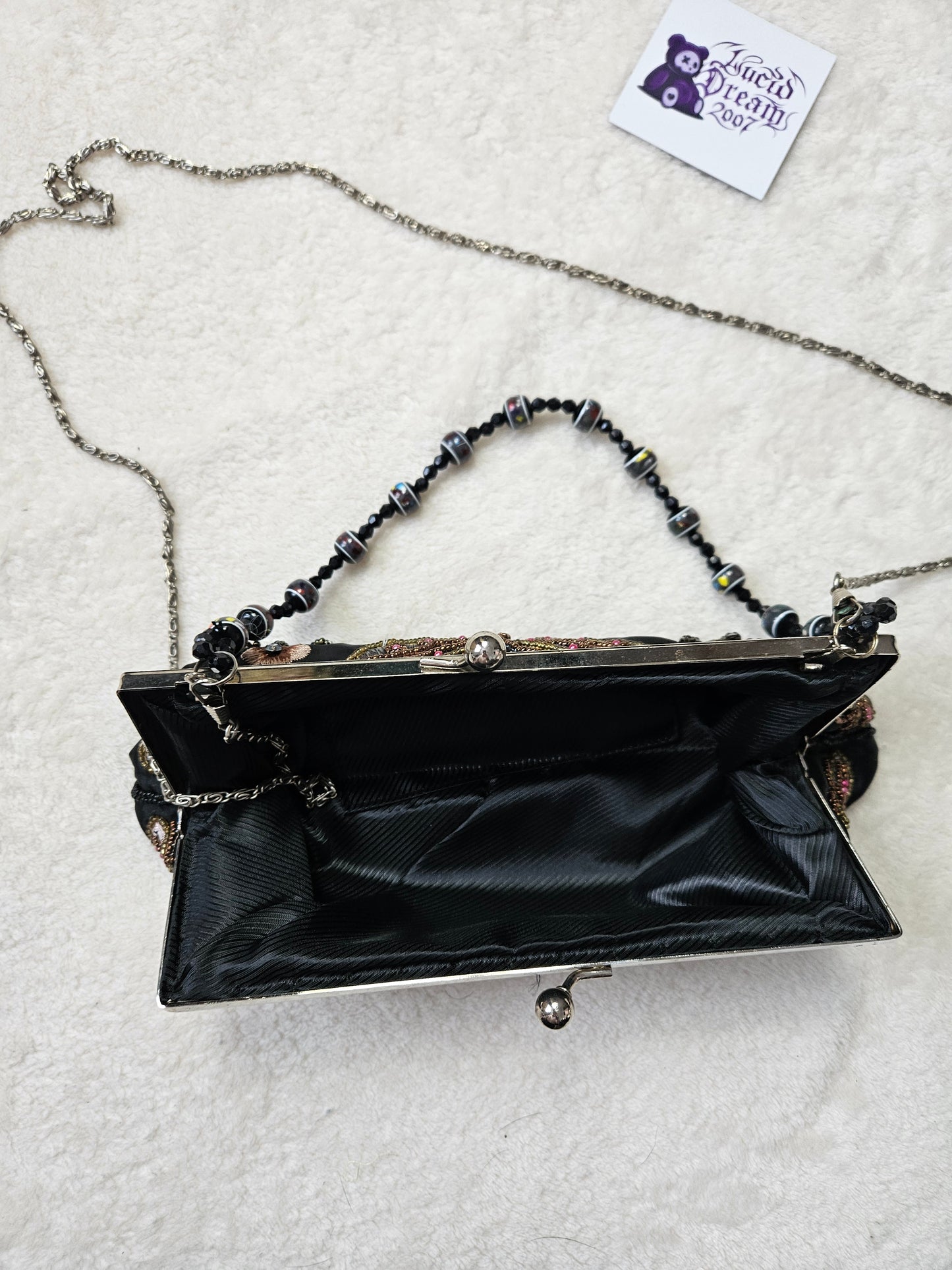 Pochette brodée