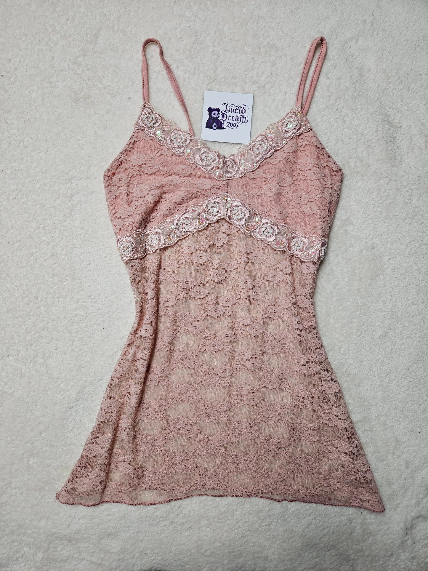 Haut en dentelle brodée rose