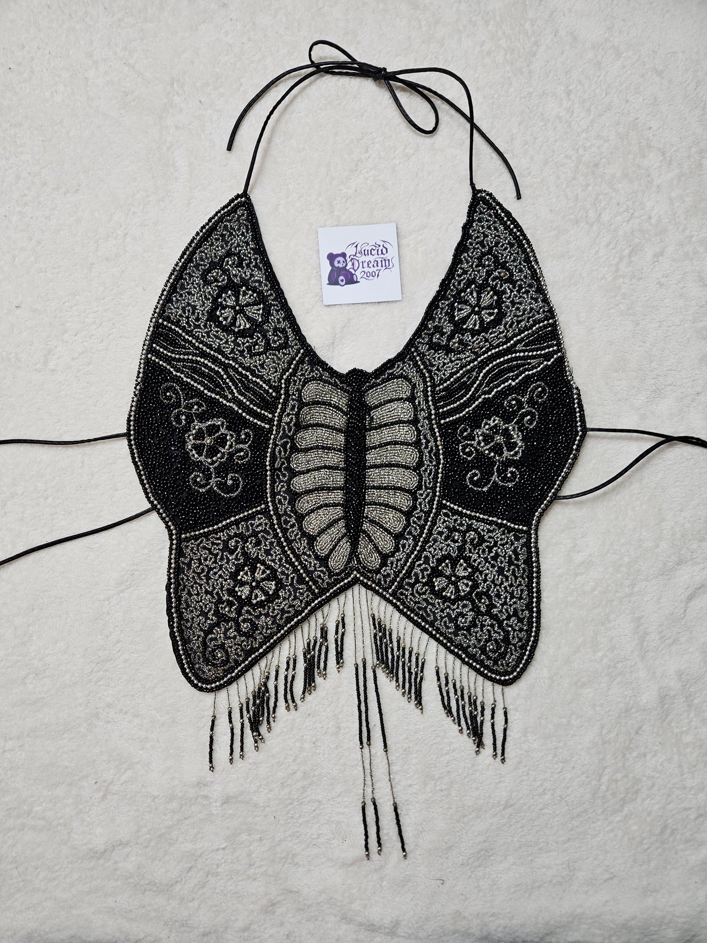 Dos nu papillon brodé de perles et sequins