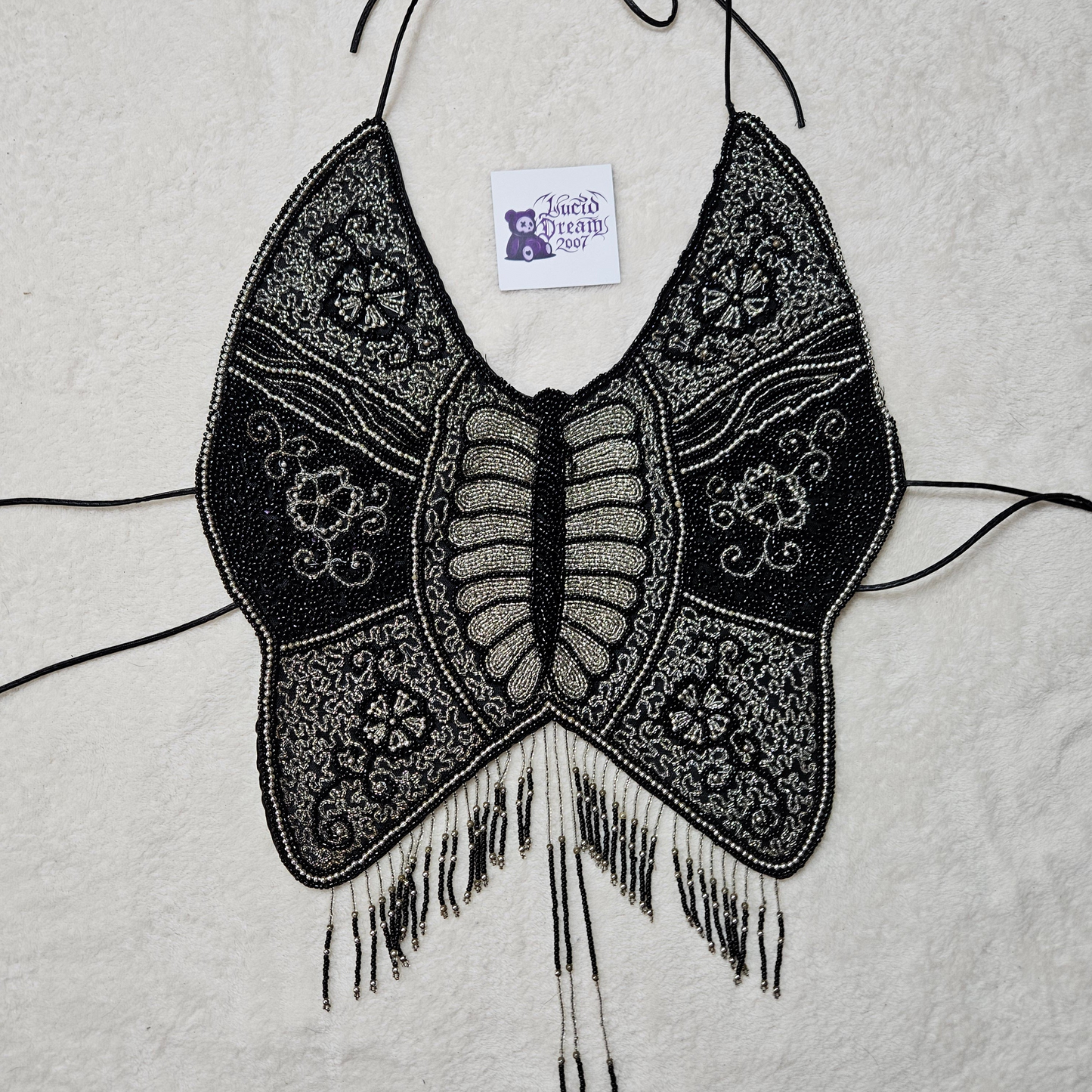 Dos nu papillon brodé de perles et sequins