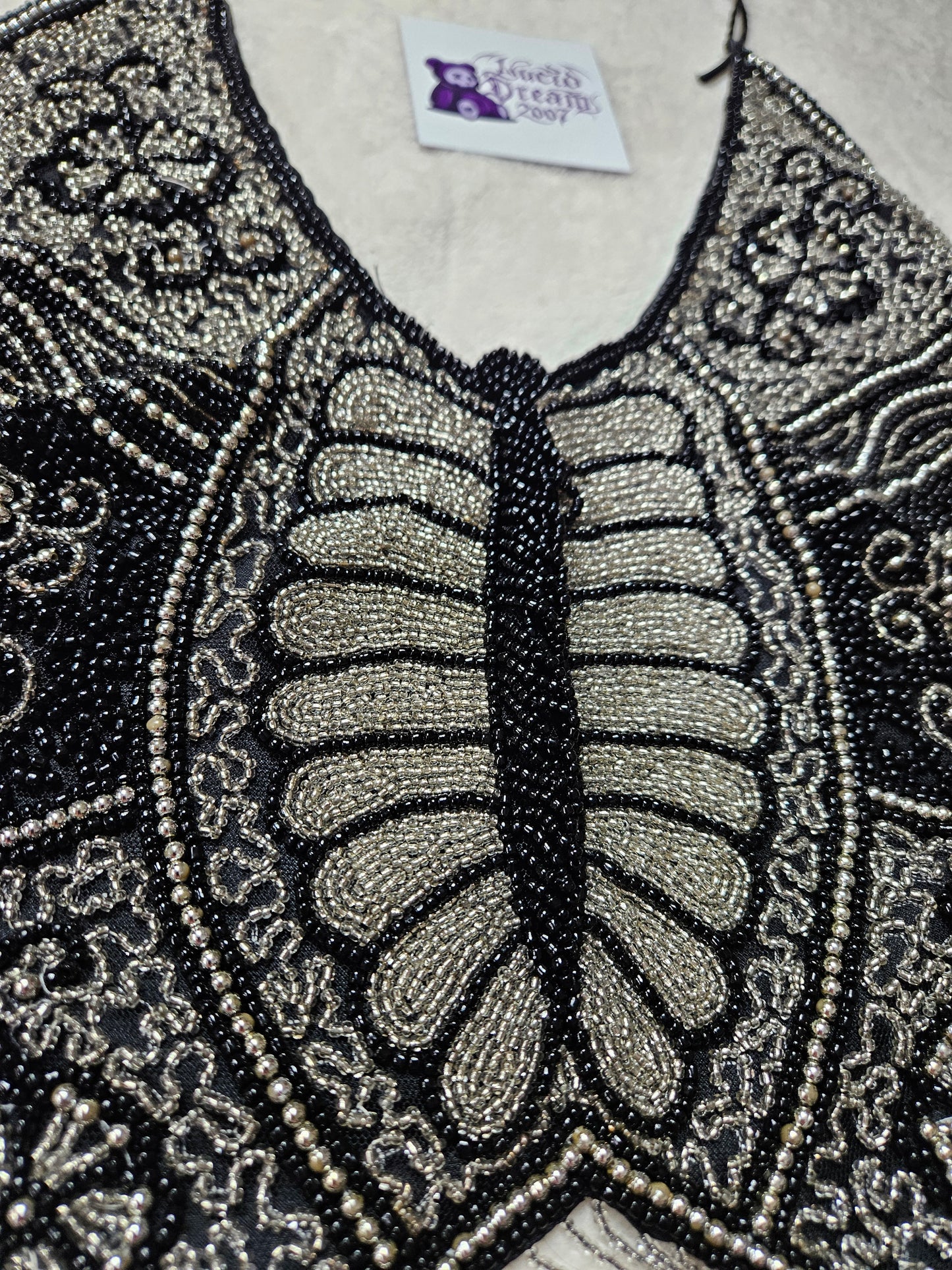 Dos nu papillon brodé de perles et sequins