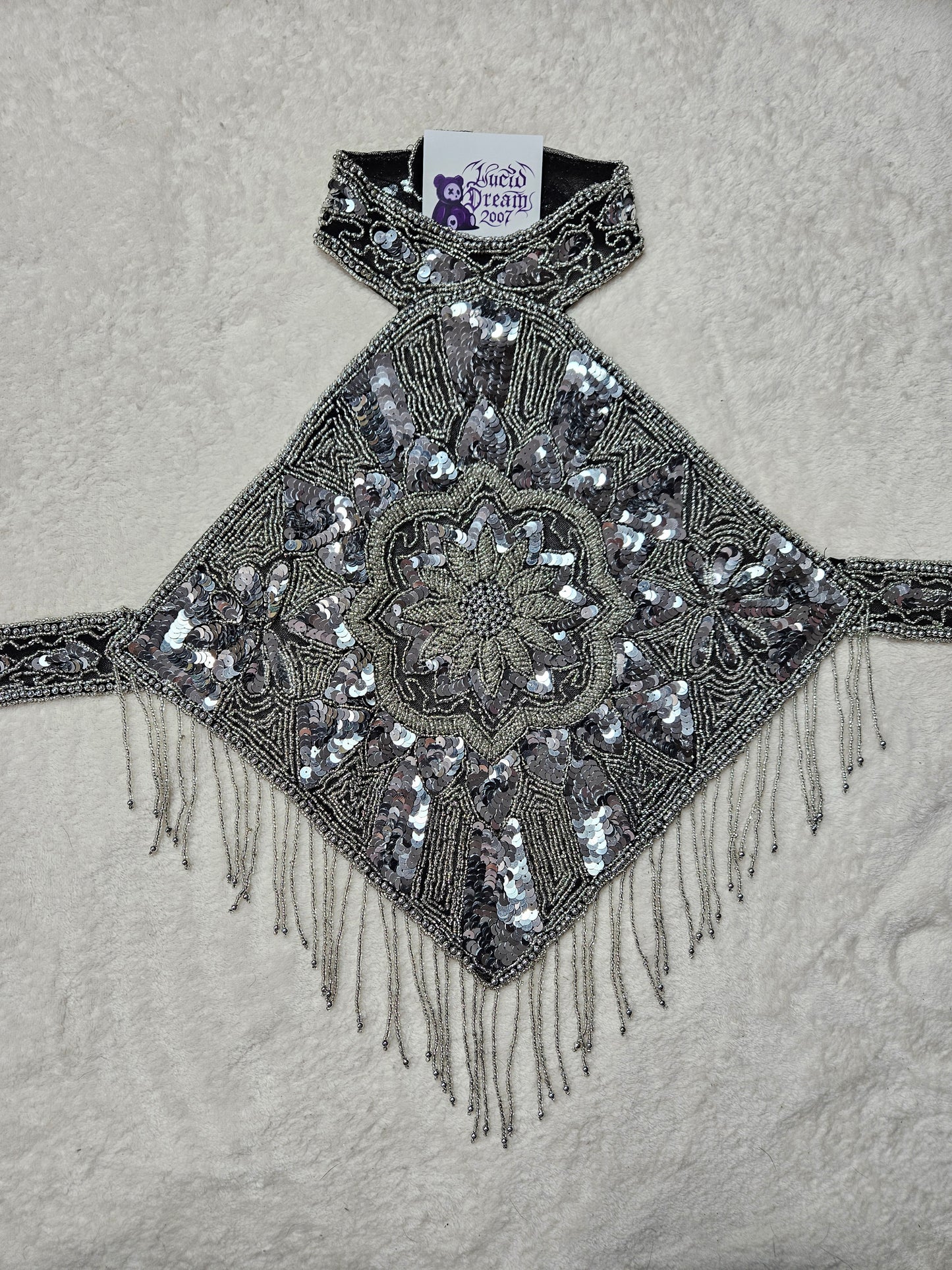 Dos nu brodé de sequins noir et argent