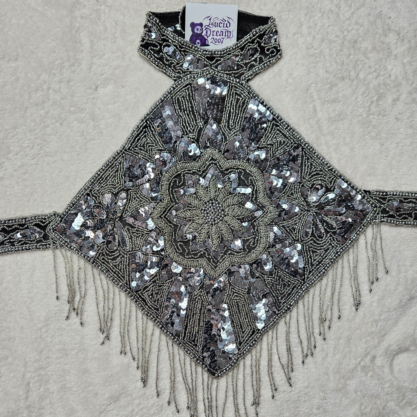 Dos nu brodé de sequins noir et argent