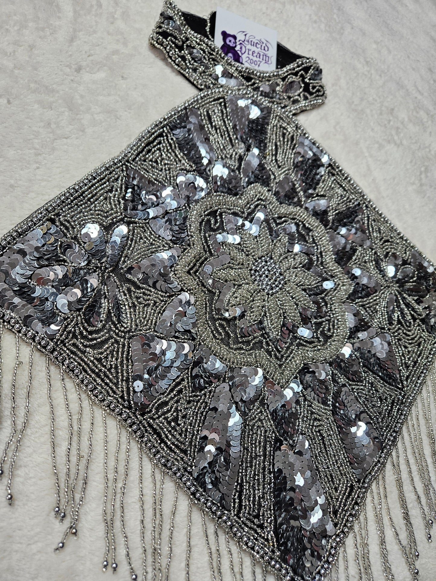 Dos nu brodé de sequins noir et argent
