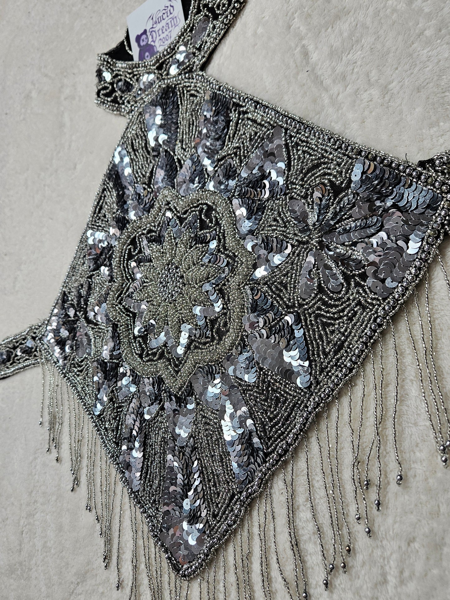 Dos nu brodé de sequins noir et argent