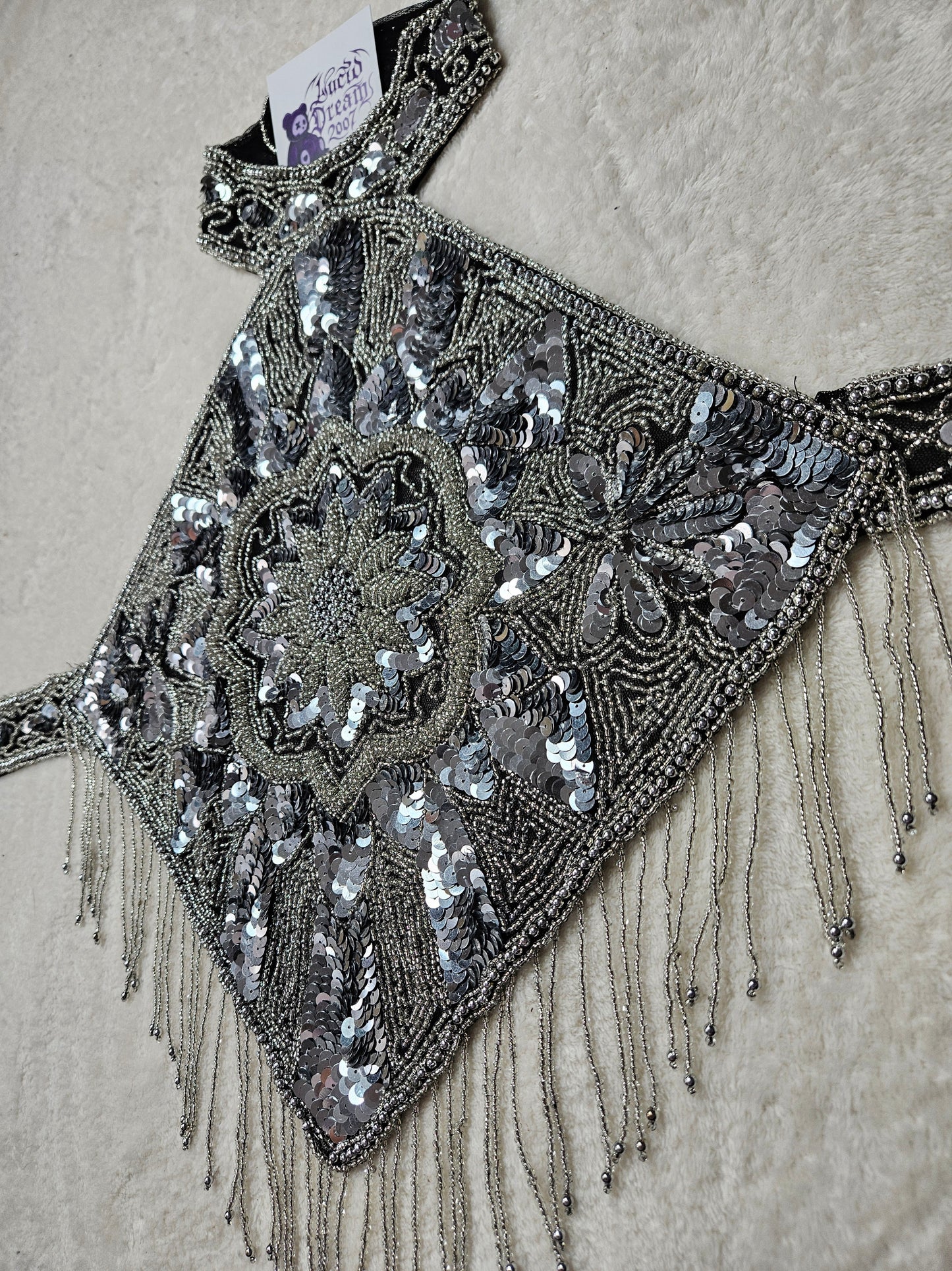 Dos nu brodé de sequins noir et argent