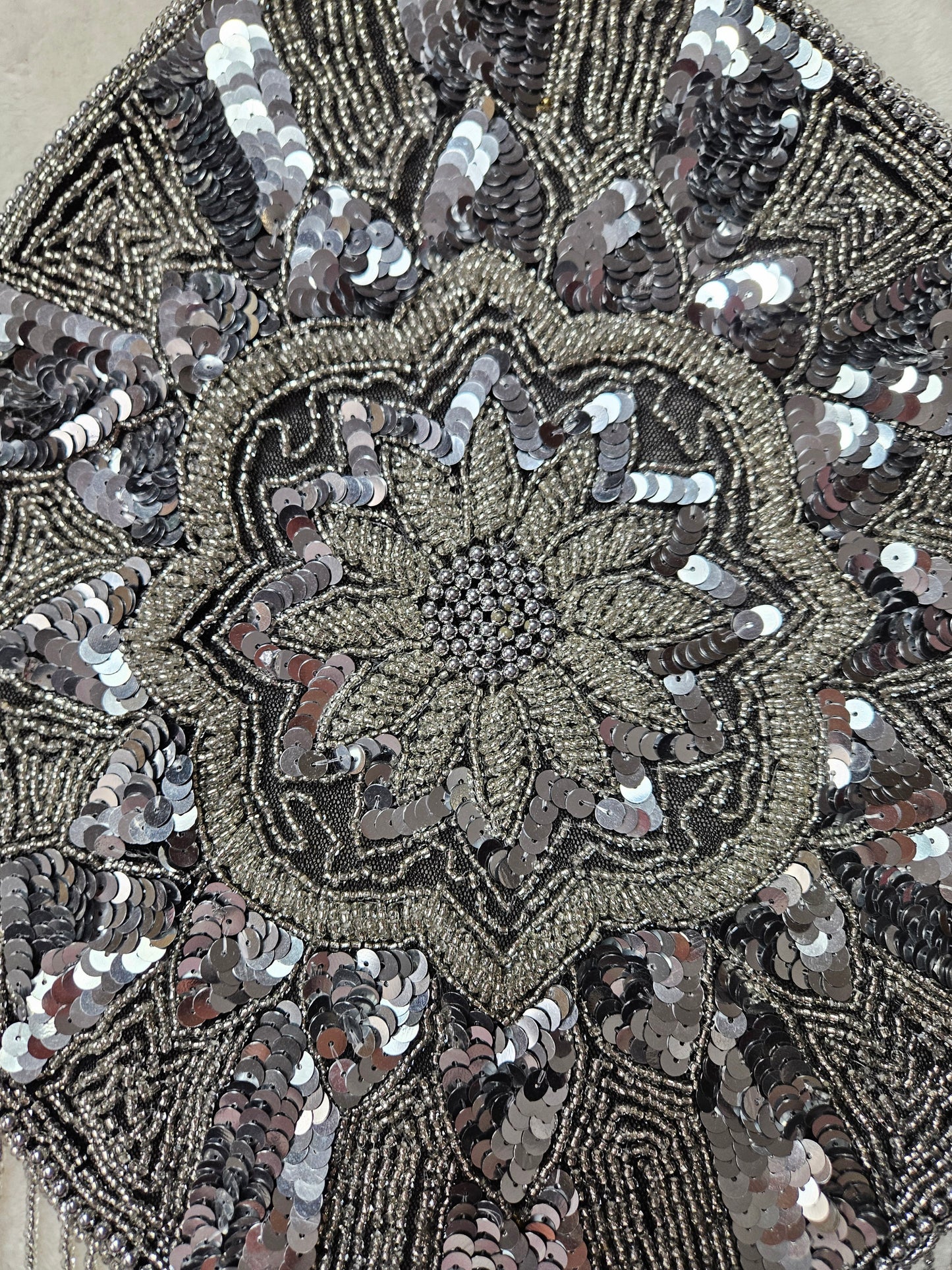 Dos nu brodé de sequins noir et argent