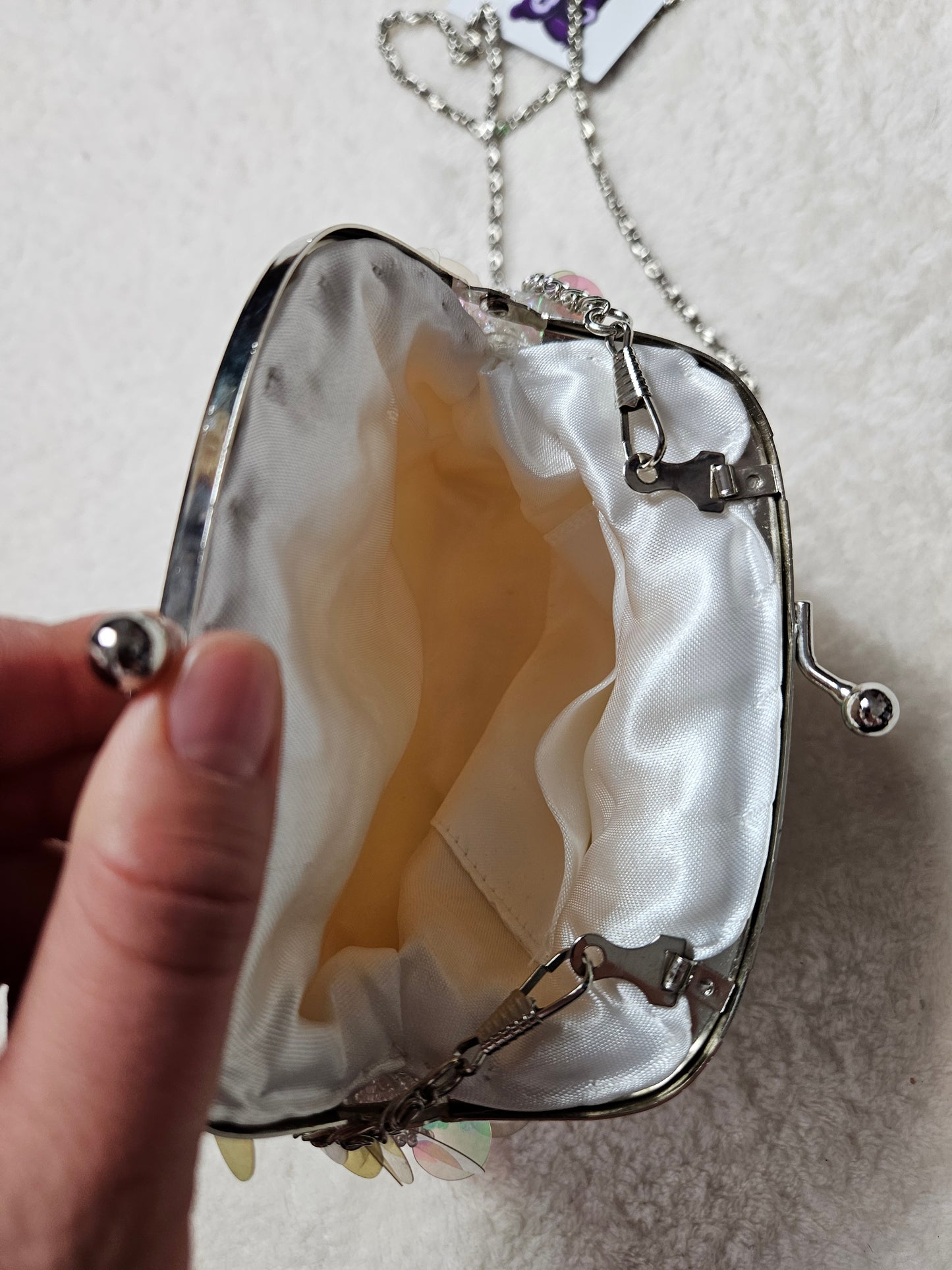 Bolso bordado con perlas y lentejuelas