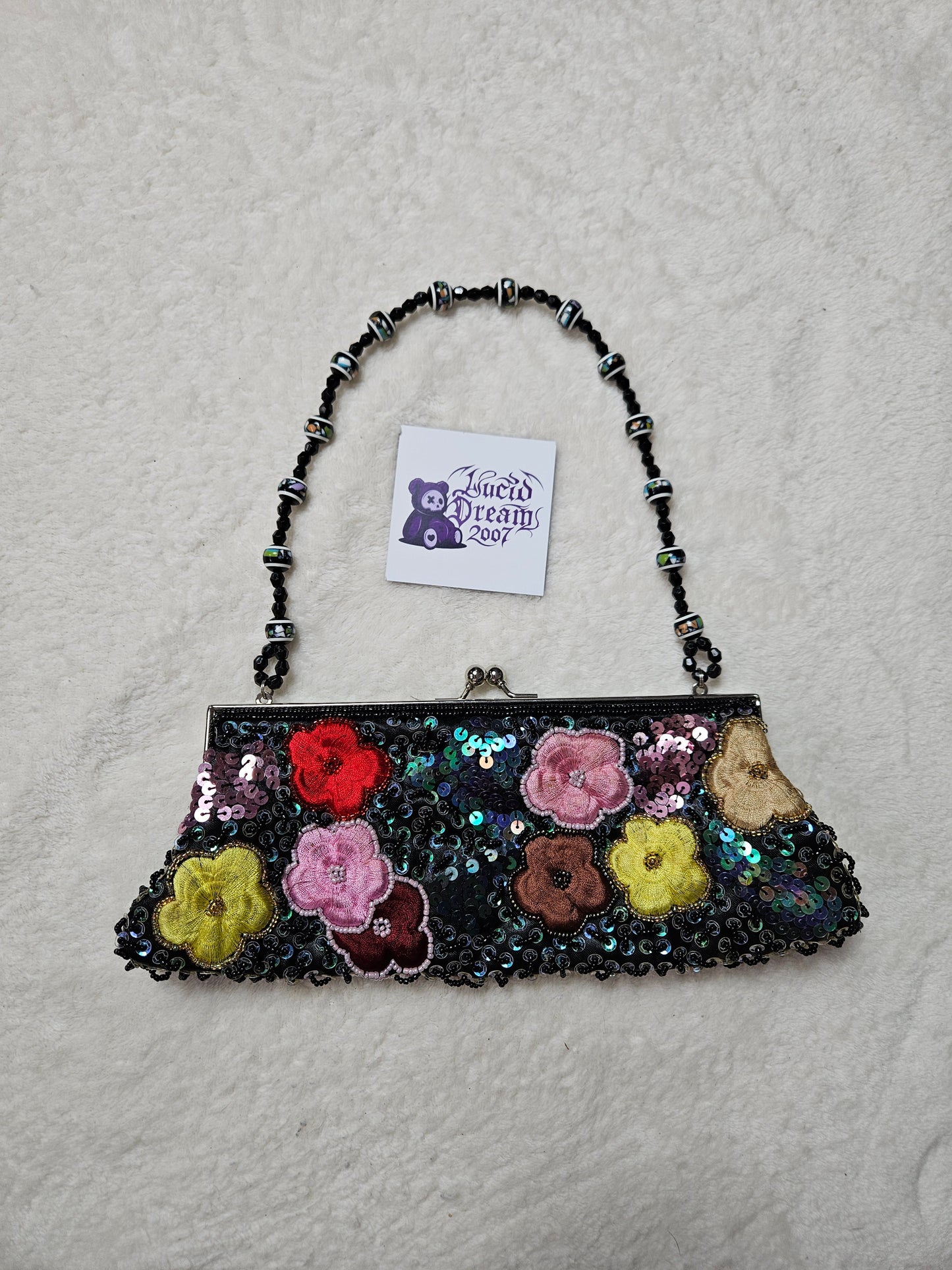 Bolso negro bordado con perlas y lentejuelas
