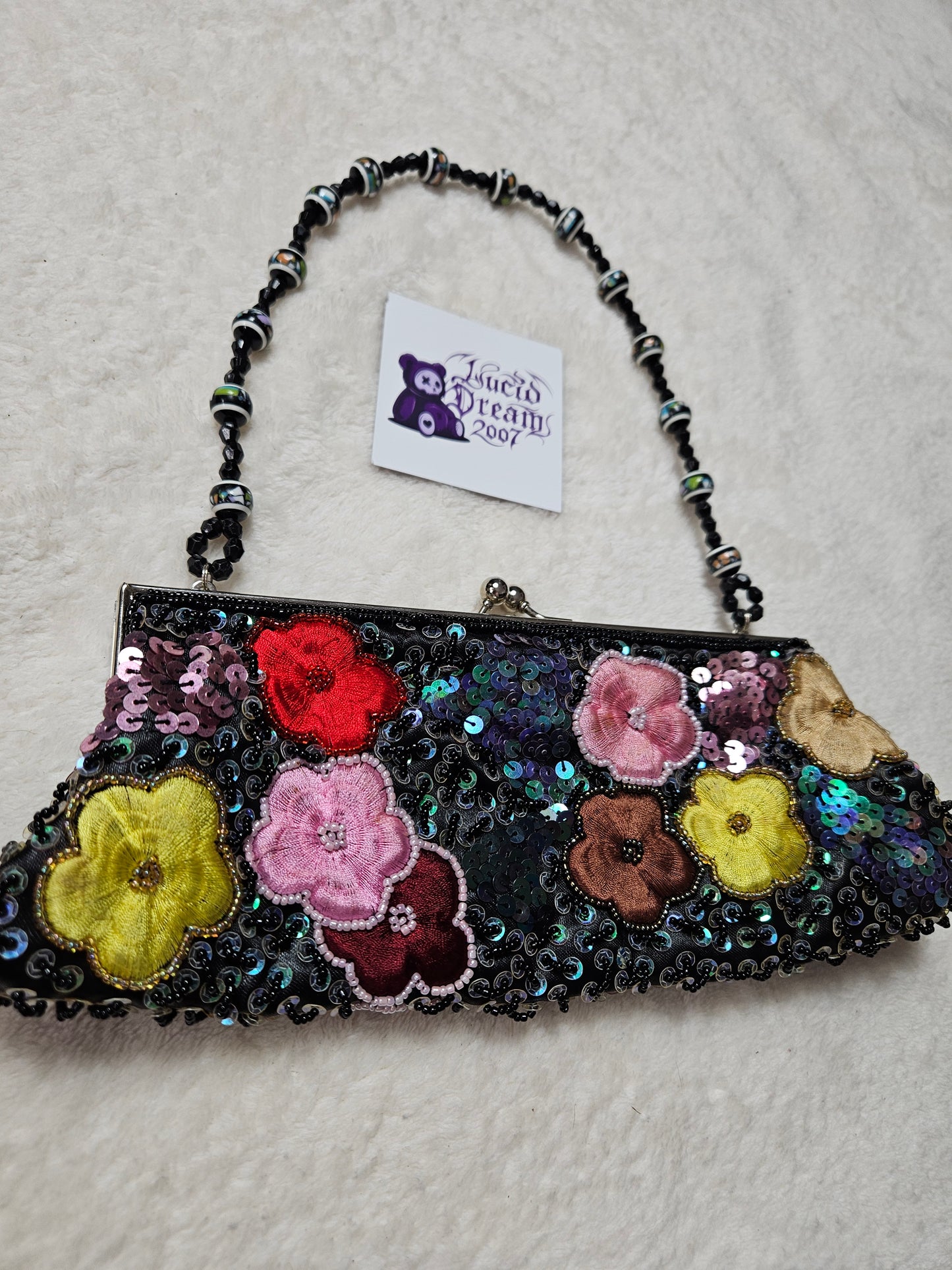 Bolso negro bordado con perlas y lentejuelas