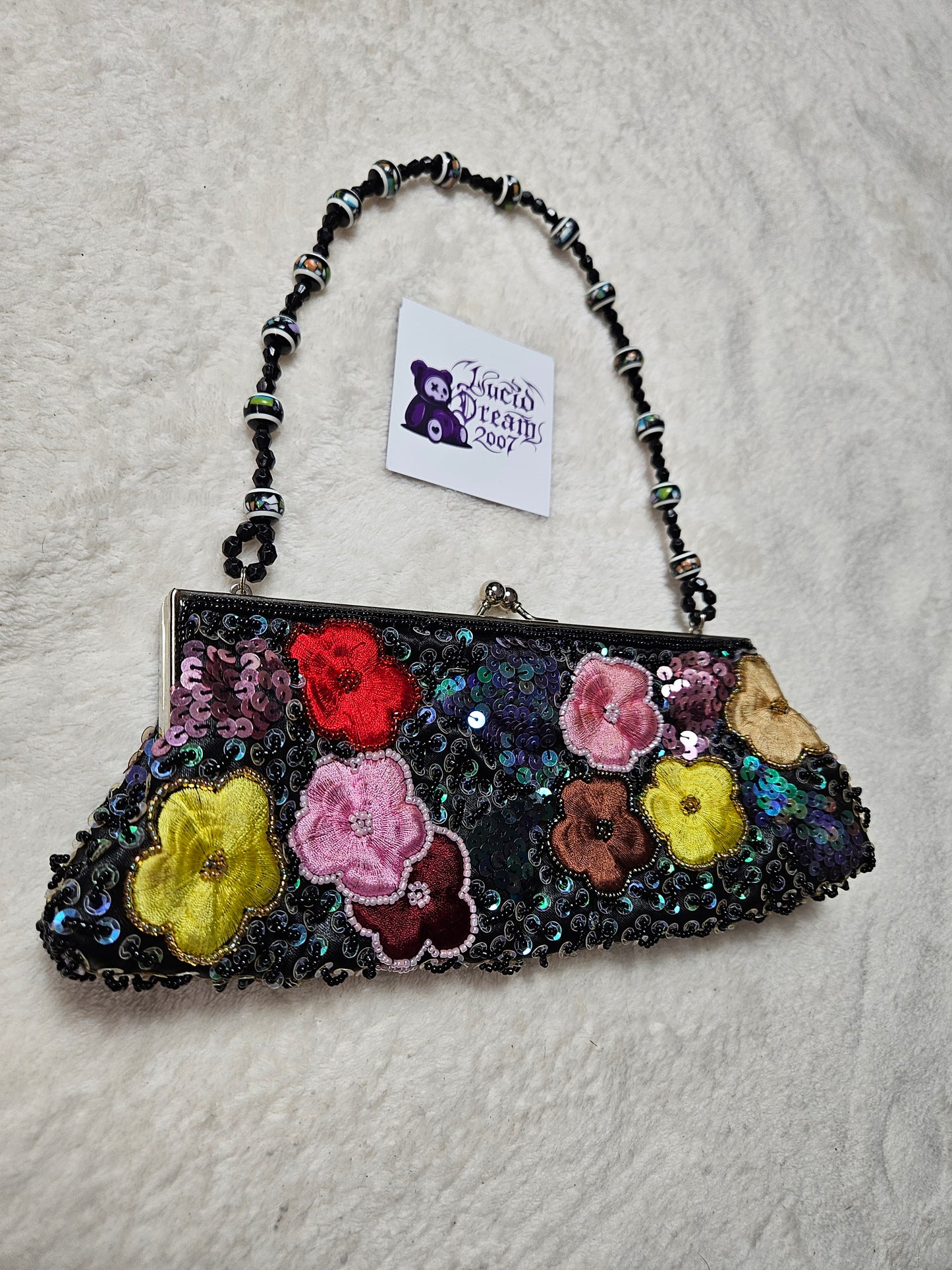 Bolso negro bordado con perlas y lentejuelas