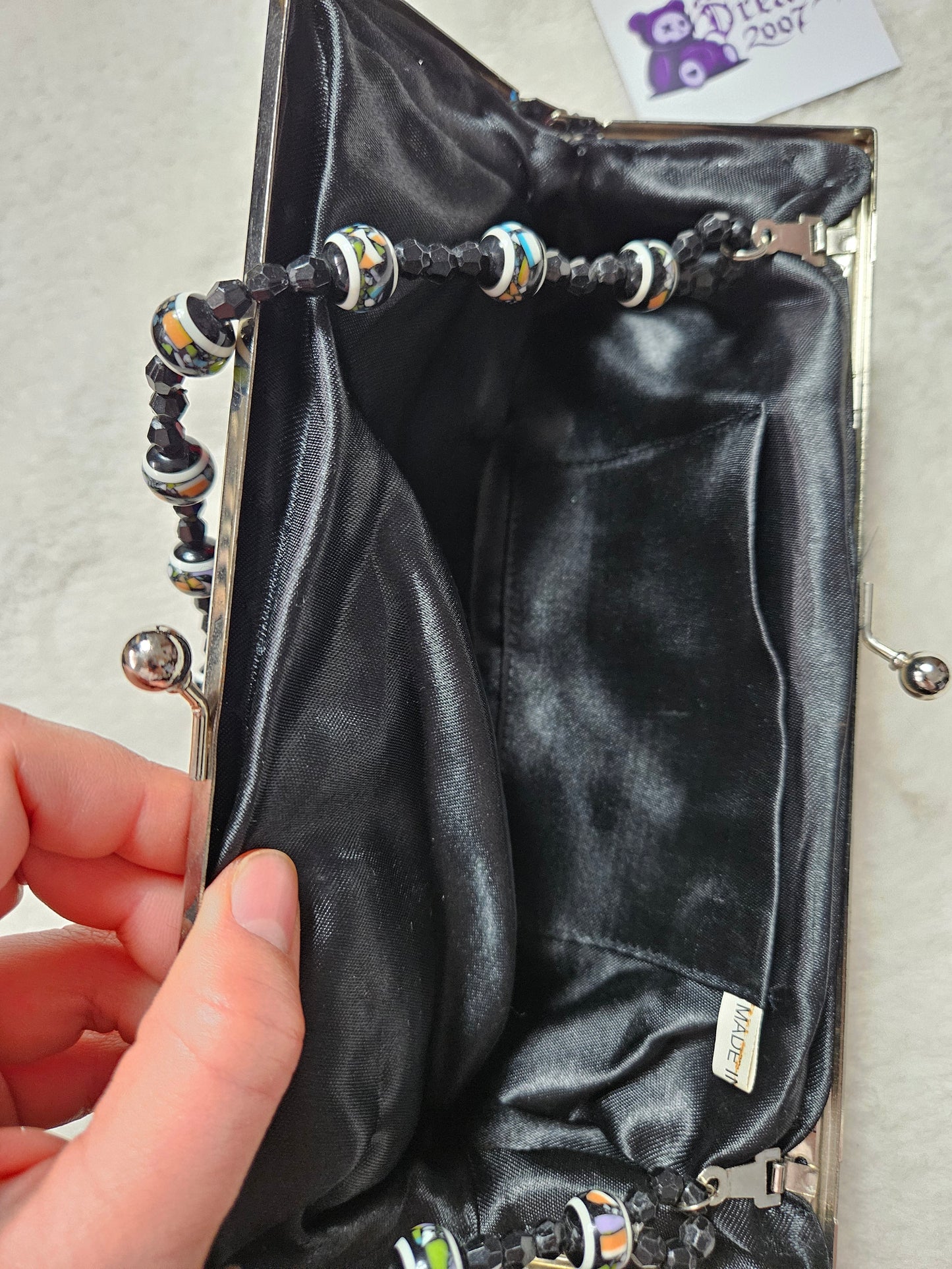 Bolso negro bordado con perlas y lentejuelas