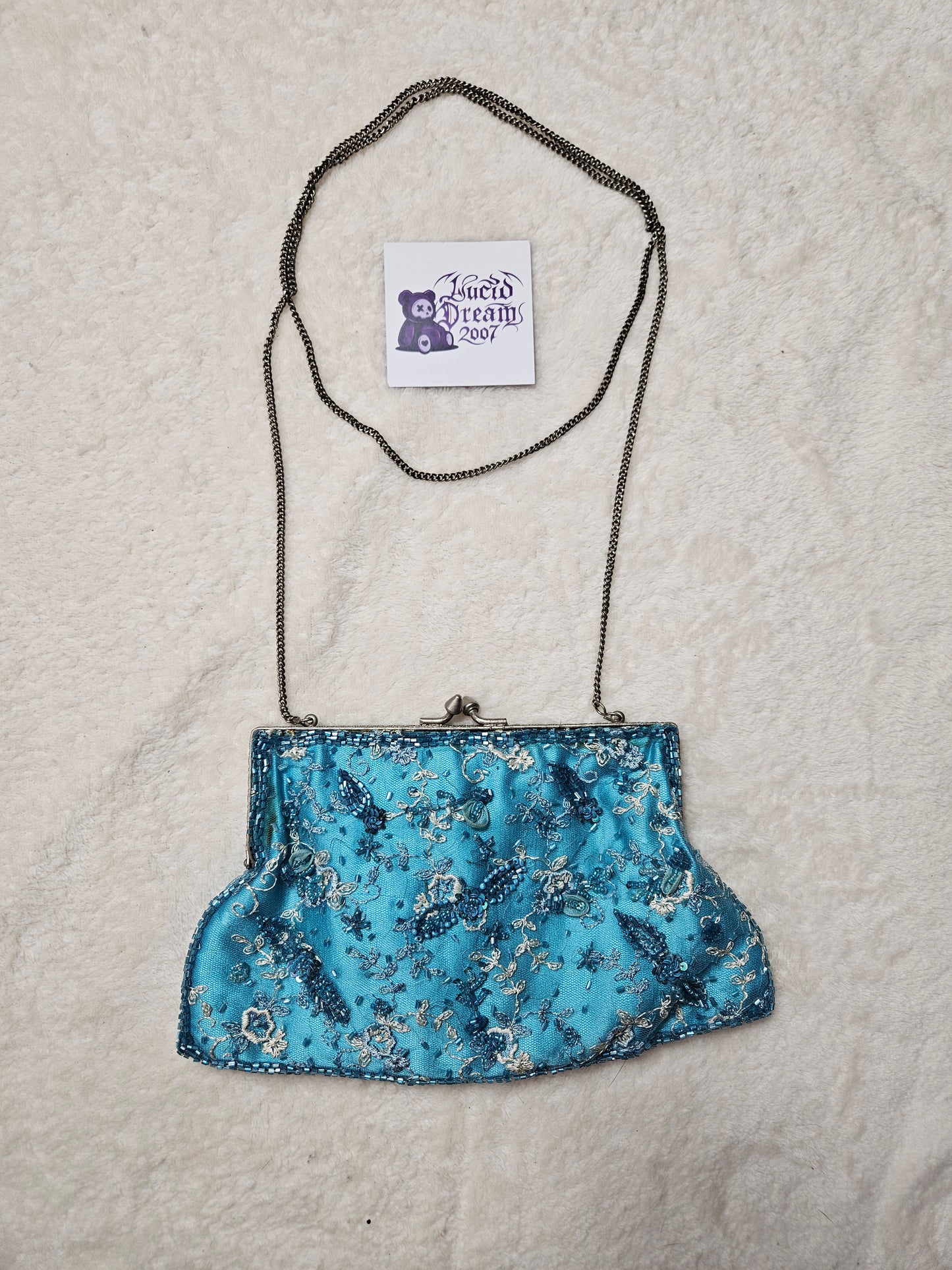 Pochette bleue broderies et sequins