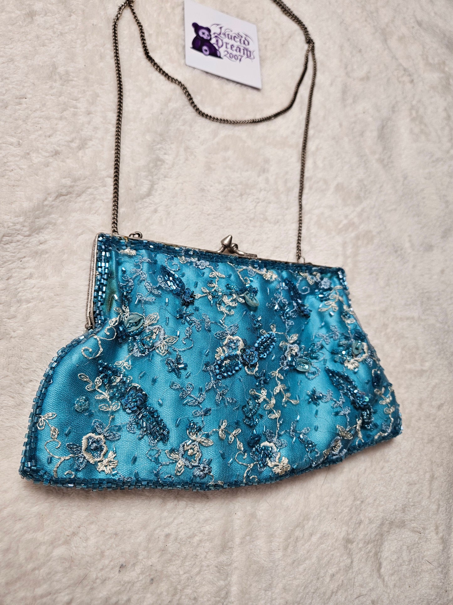 Pochette bleue broderies et sequins