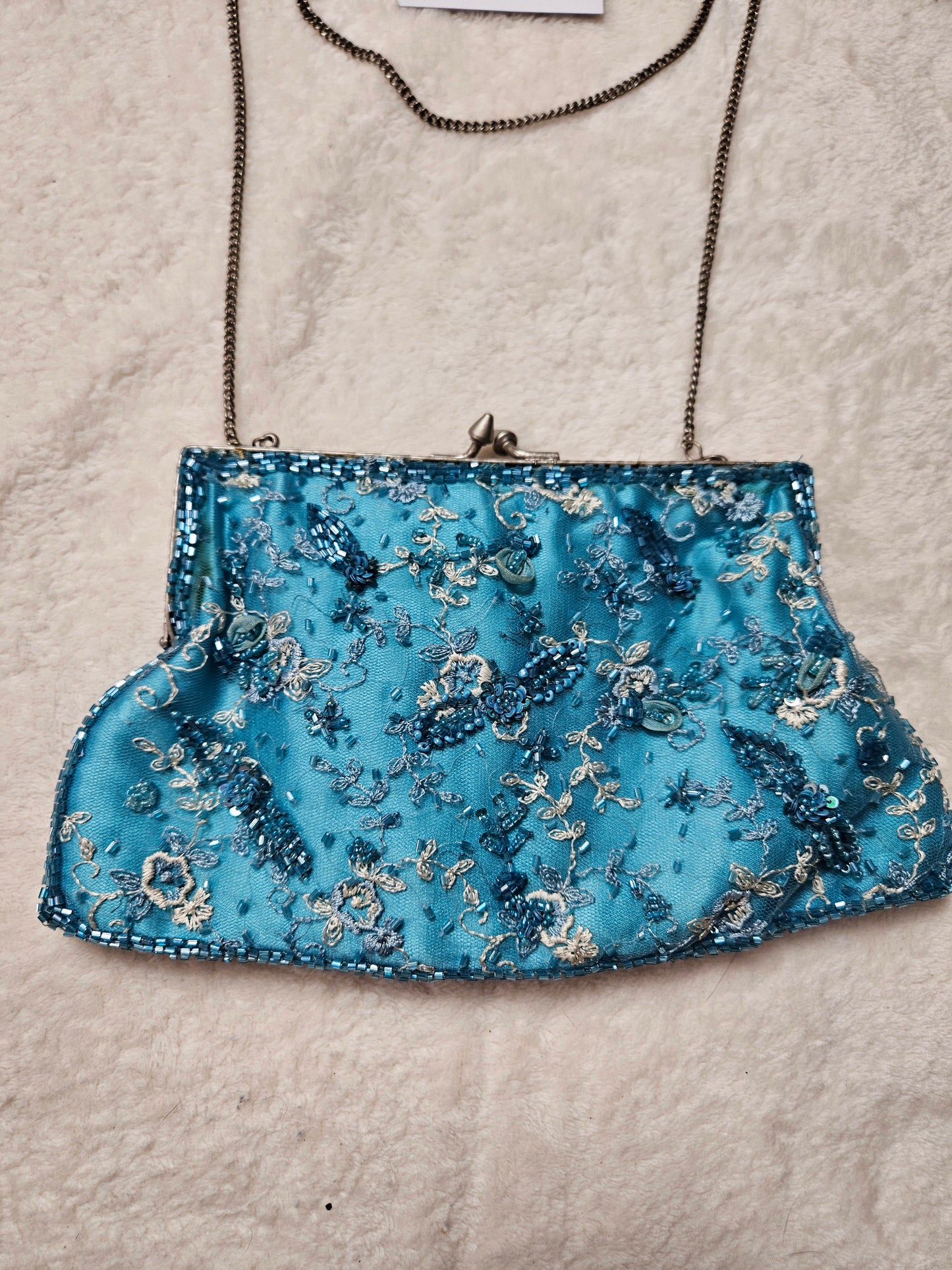 Pochette bleue broderies et sequins
