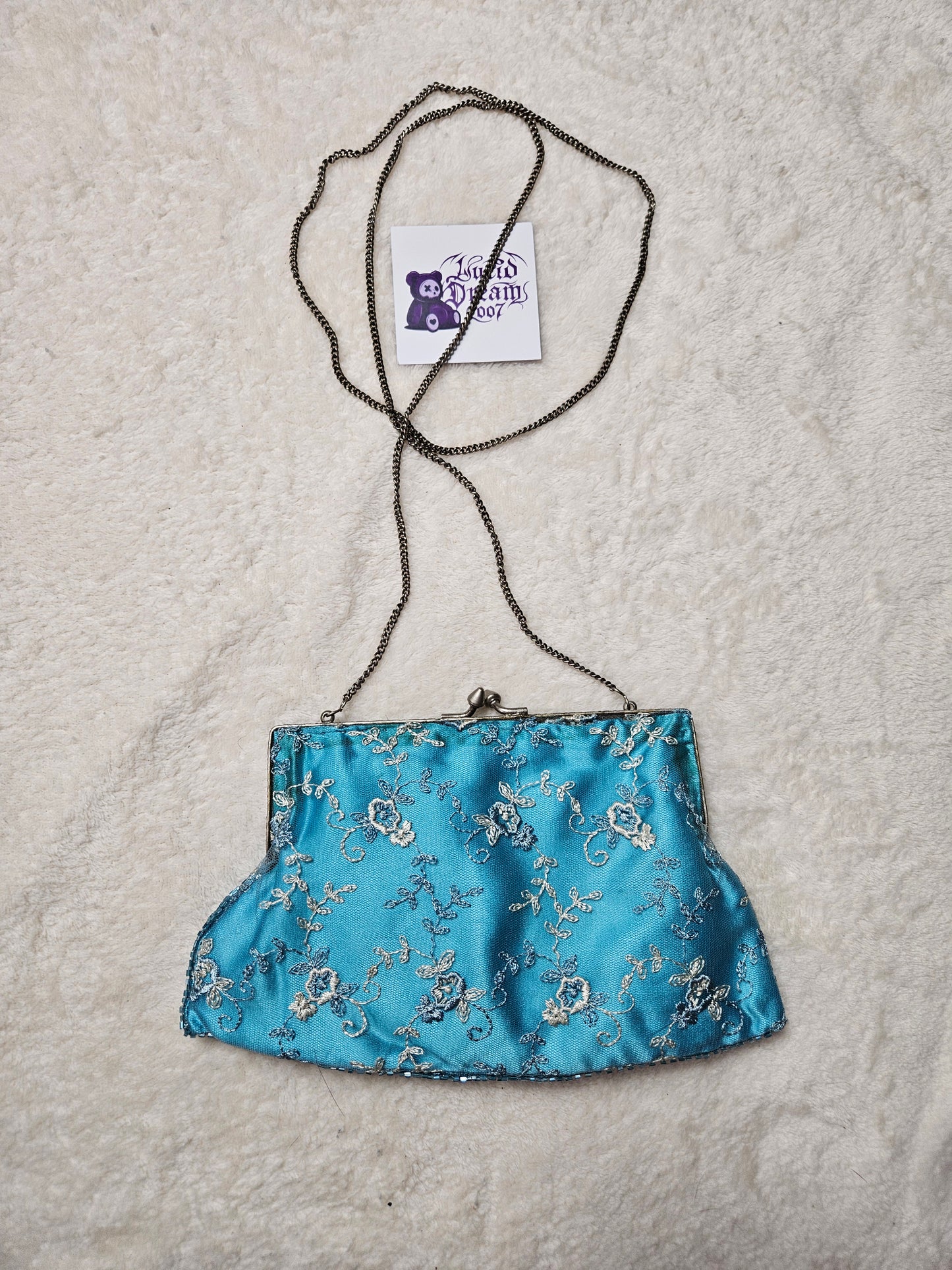 Pochette bleue broderies et sequins