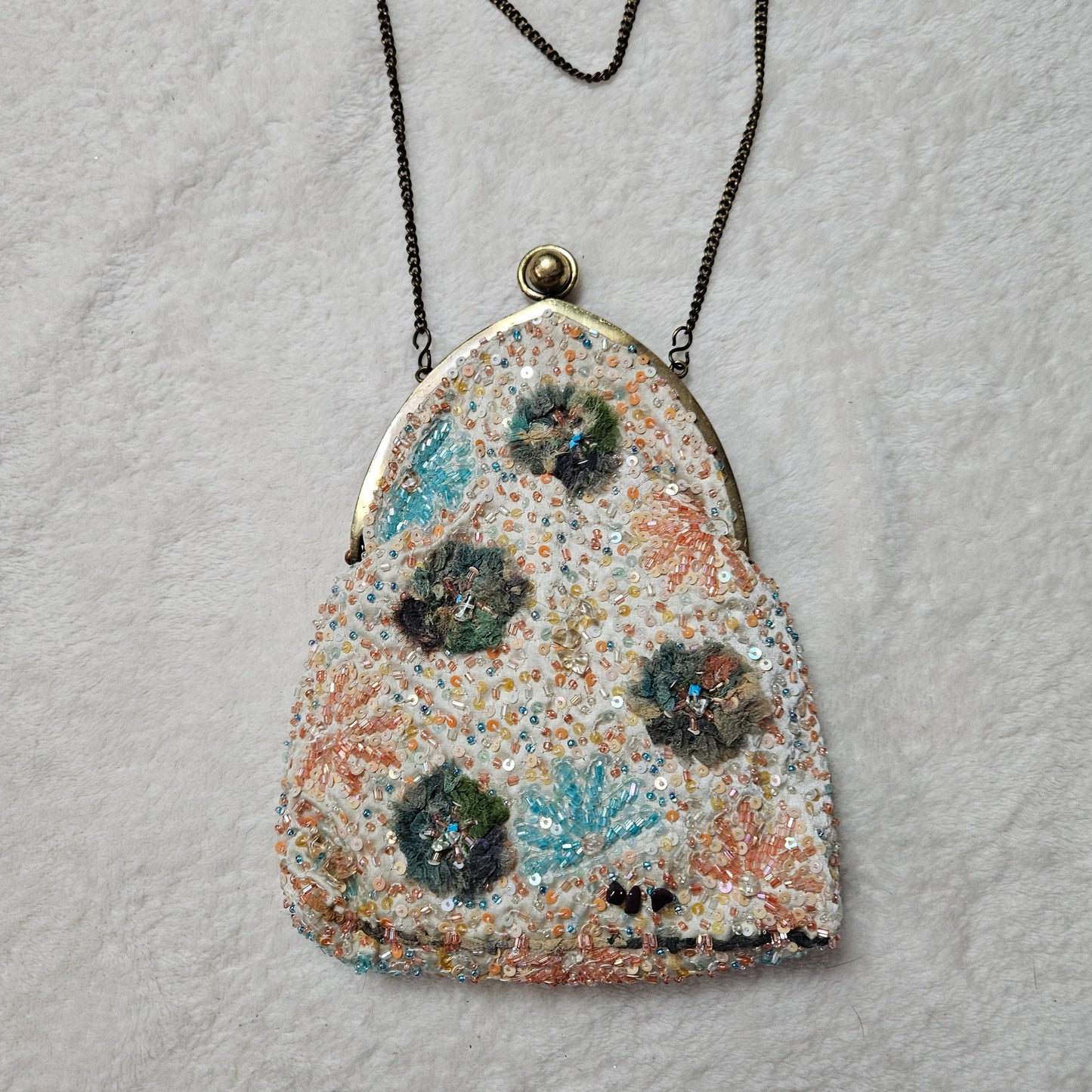 Clutch bordado con perlas y lentejuelas