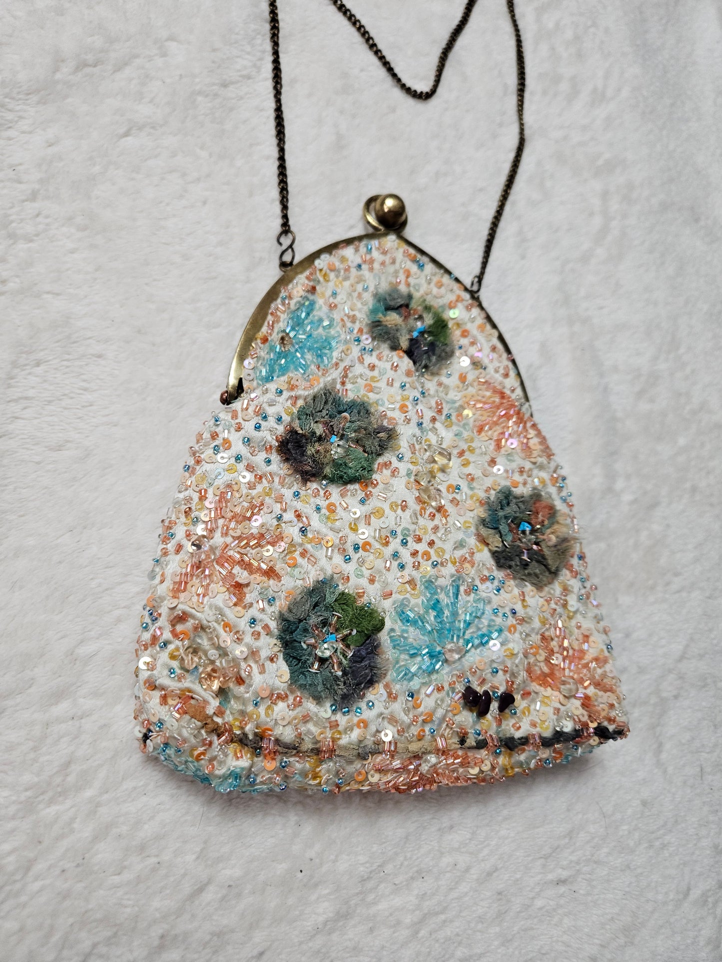 Clutch bordado con perlas y lentejuelas