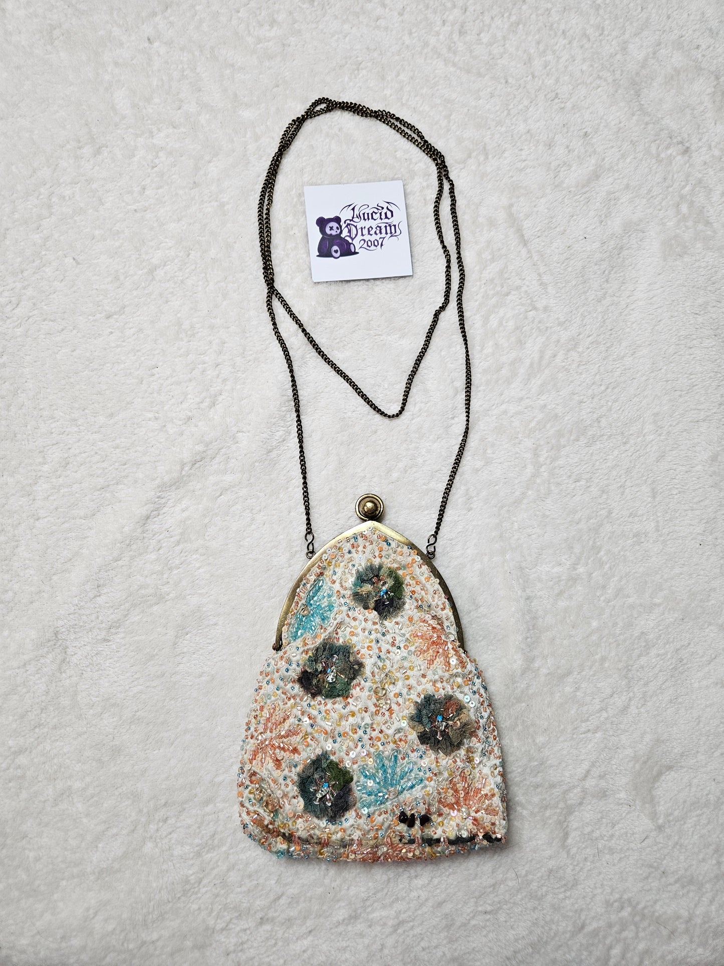 Clutch bordado con perlas y lentejuelas