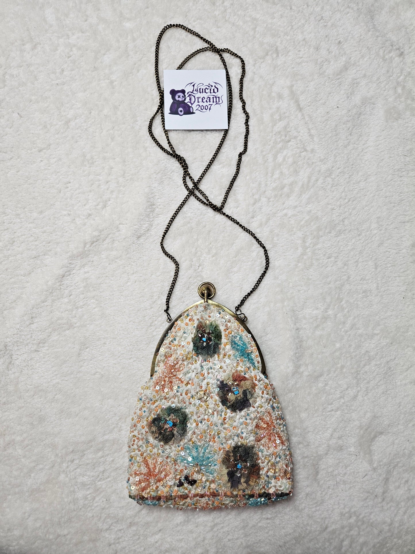 Clutch bordado con perlas y lentejuelas