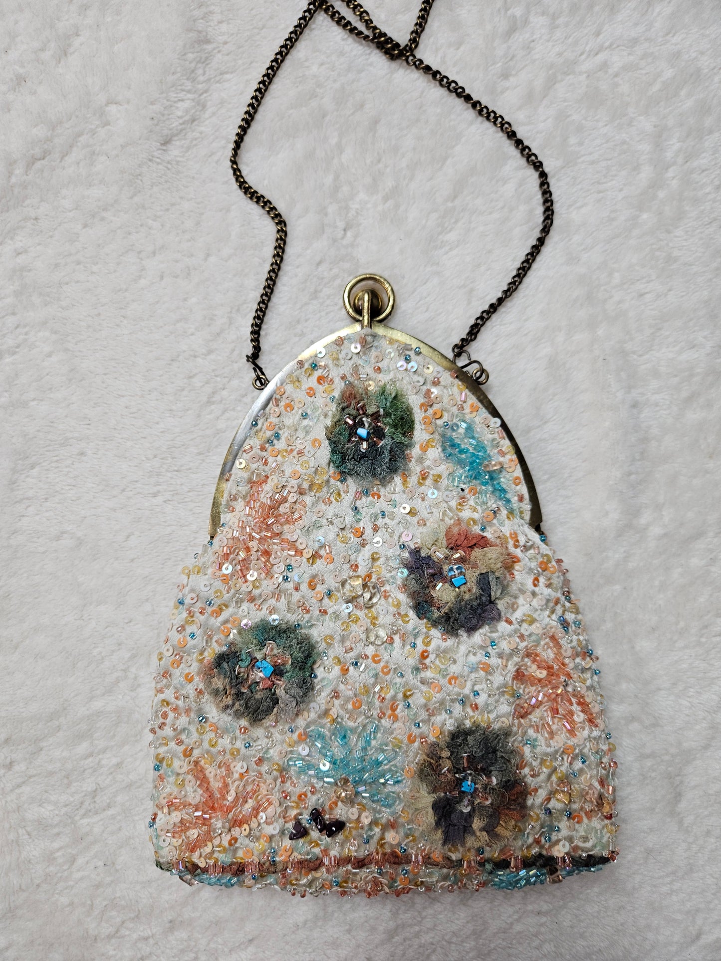 Clutch bordado con perlas y lentejuelas