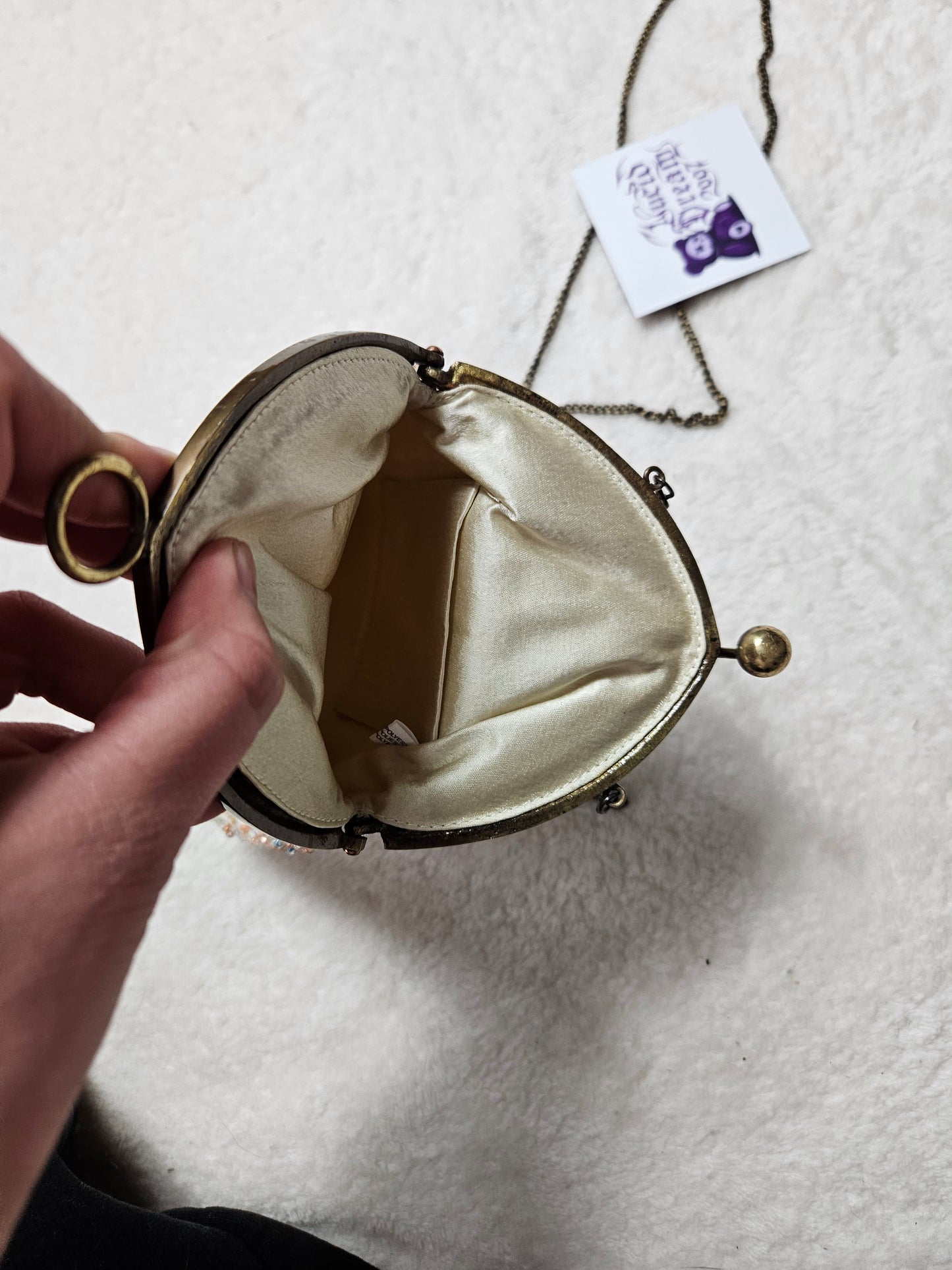 Clutch bordado con perlas y lentejuelas